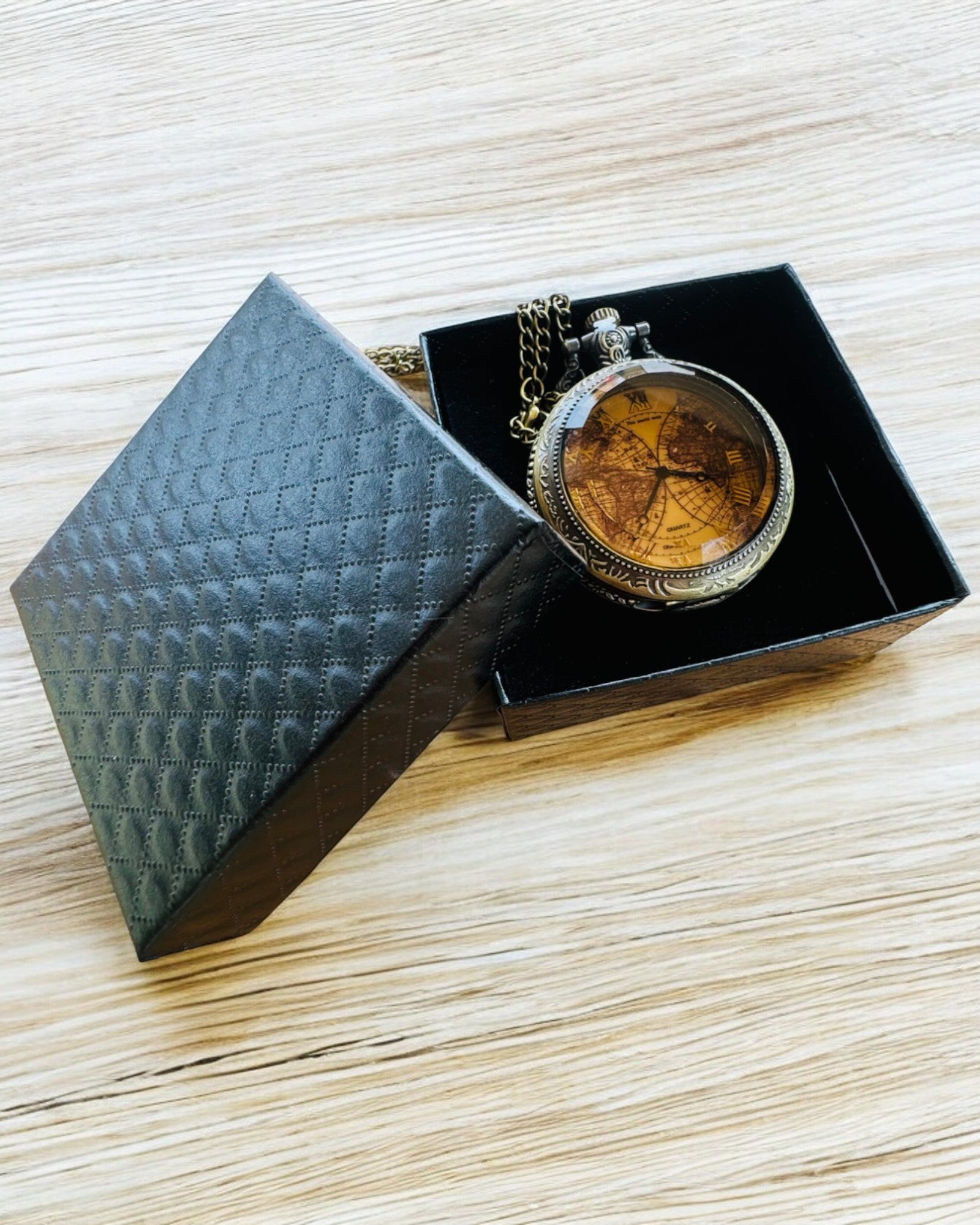 Klassieke Kwarts Zakhorloge met Wereldkaart – Vintage Stijl Hanger met Ketting voor Haar en Hem, gravure