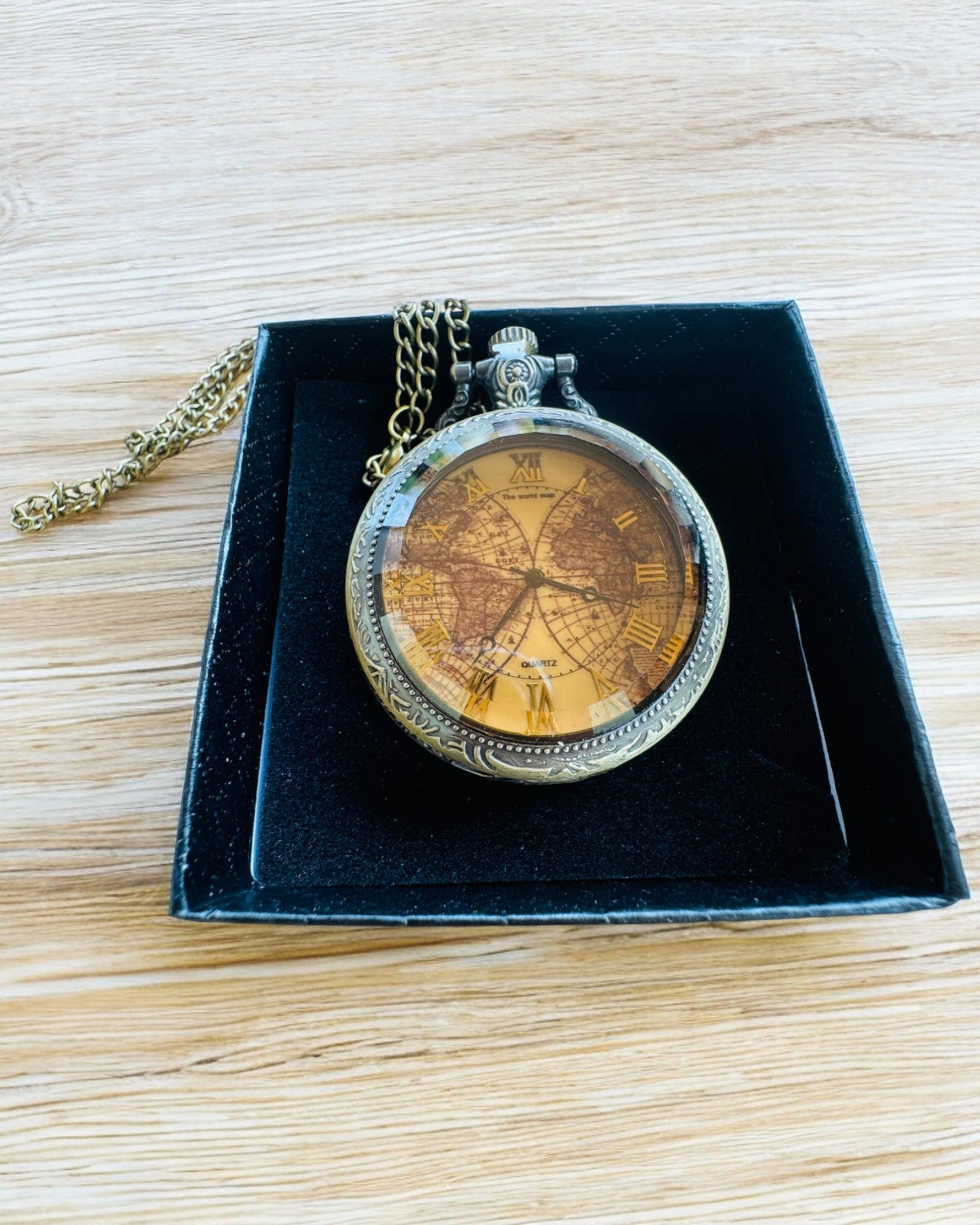 Klassieke Kwarts Zakhorloge met Wereldkaart – Vintage Stijl Hanger met Ketting voor Haar en Hem, gravure
