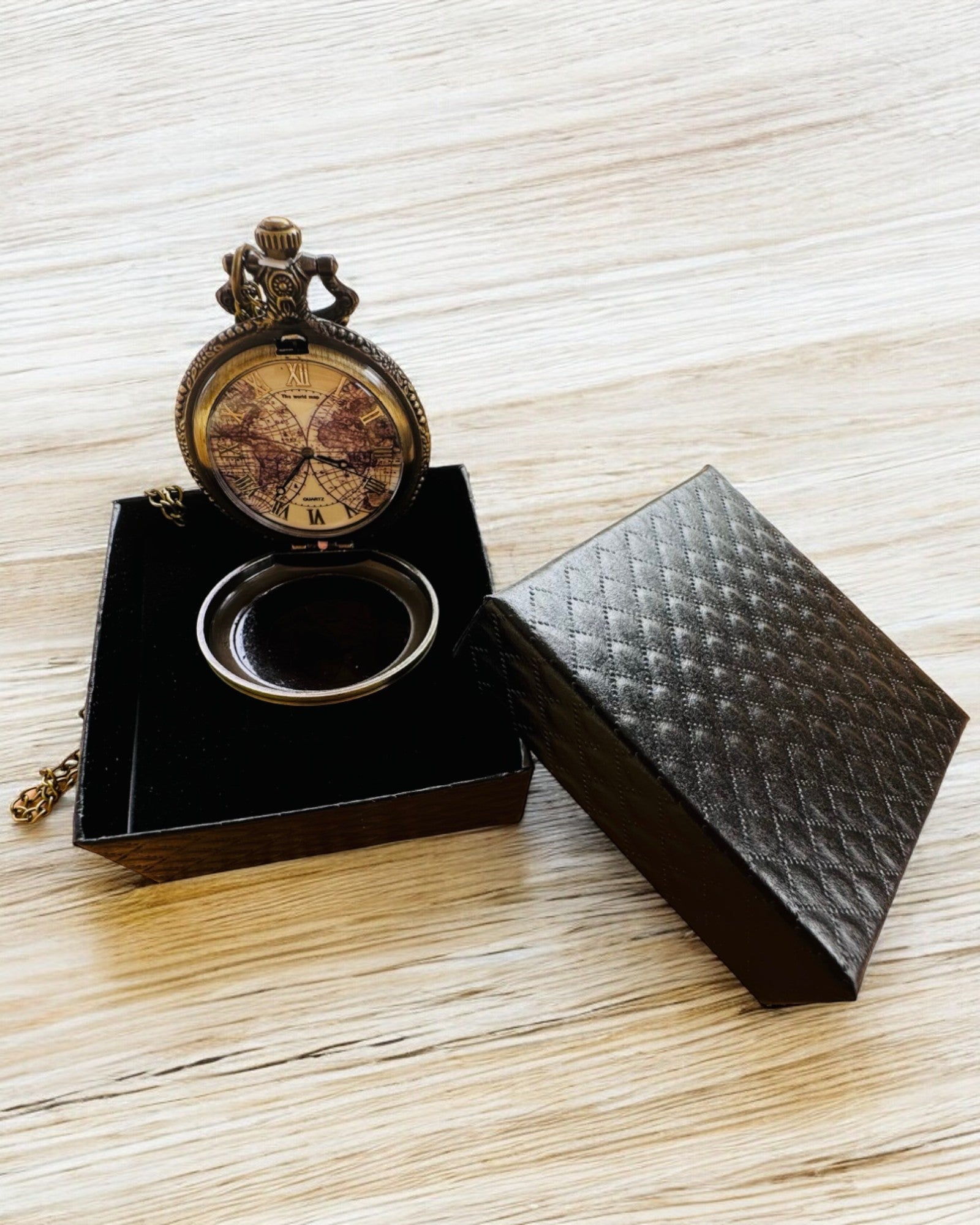 Klassieke Kwarts Zakhorloge met Wereldkaart – Vintage Stijl Hanger met Ketting voor Haar en Hem, gravure