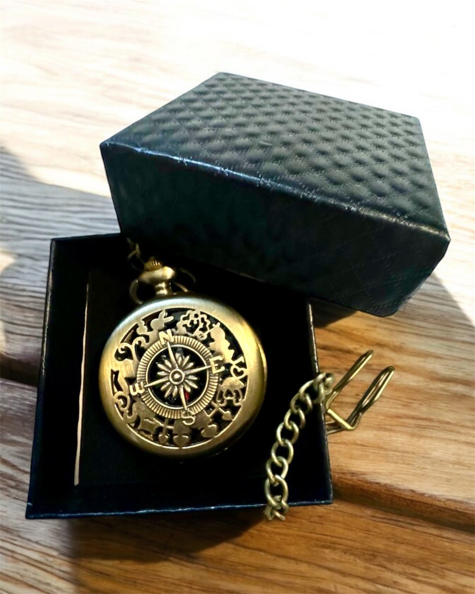Antieke Brons-gouden Zakkompas met Opengewerkt Patroon – Perfect voor Ontdekkingsreizigers en Retro-liefhebbers. Personalisatie met Gravure