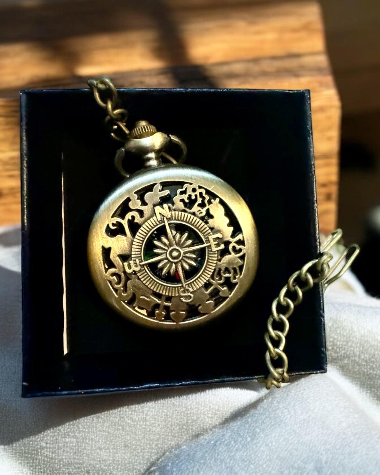 Antieke Brons-gouden Zakkompas met Opengewerkt Patroon – Perfect voor Ontdekkingsreizigers en Retro-liefhebbers. Personalisatie met Gravure