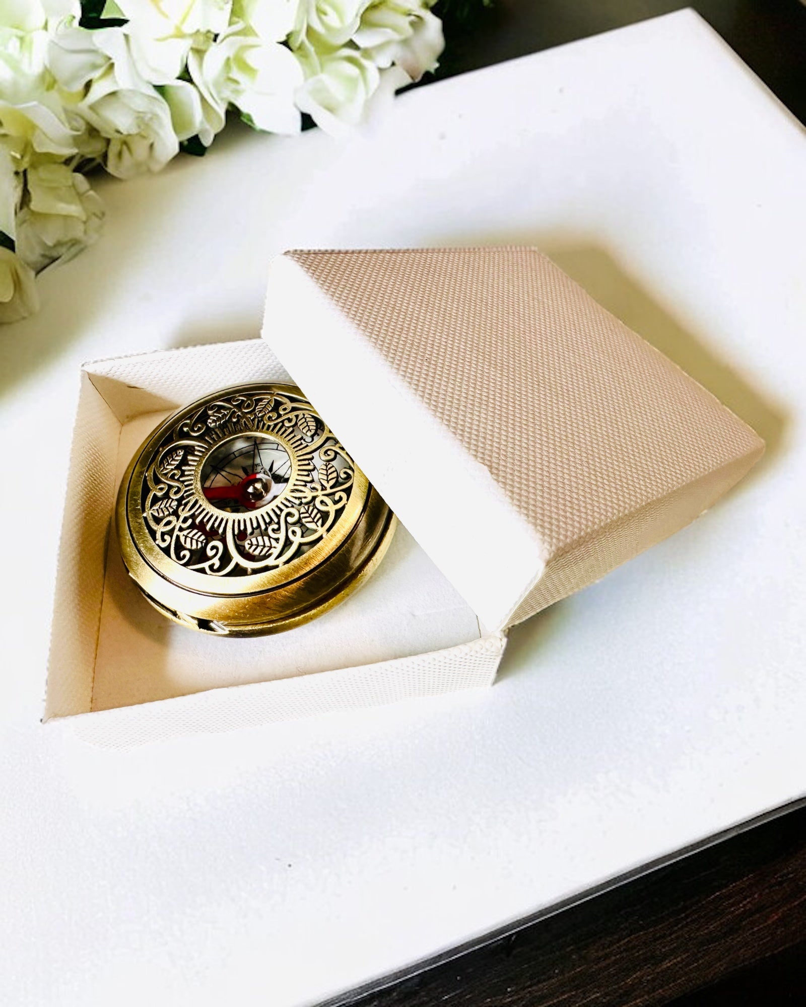 Vintage Stijl Navigatiekompas met Opengewerkt Patroon – bruin-gouden kleur