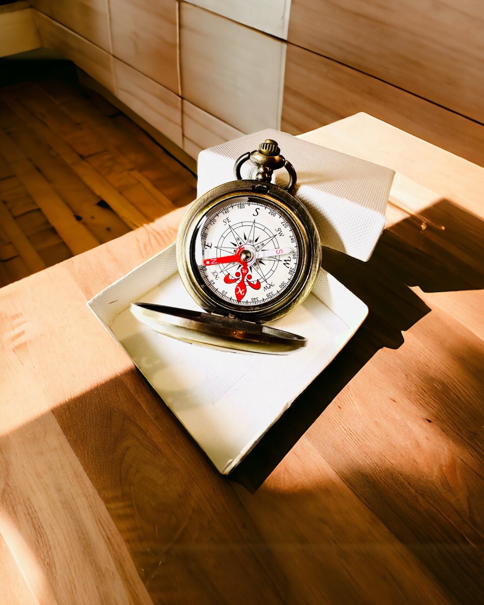 Vintage Stijl Navigatiekompas met Opengewerkt Patroon – bruin-gouden kleur