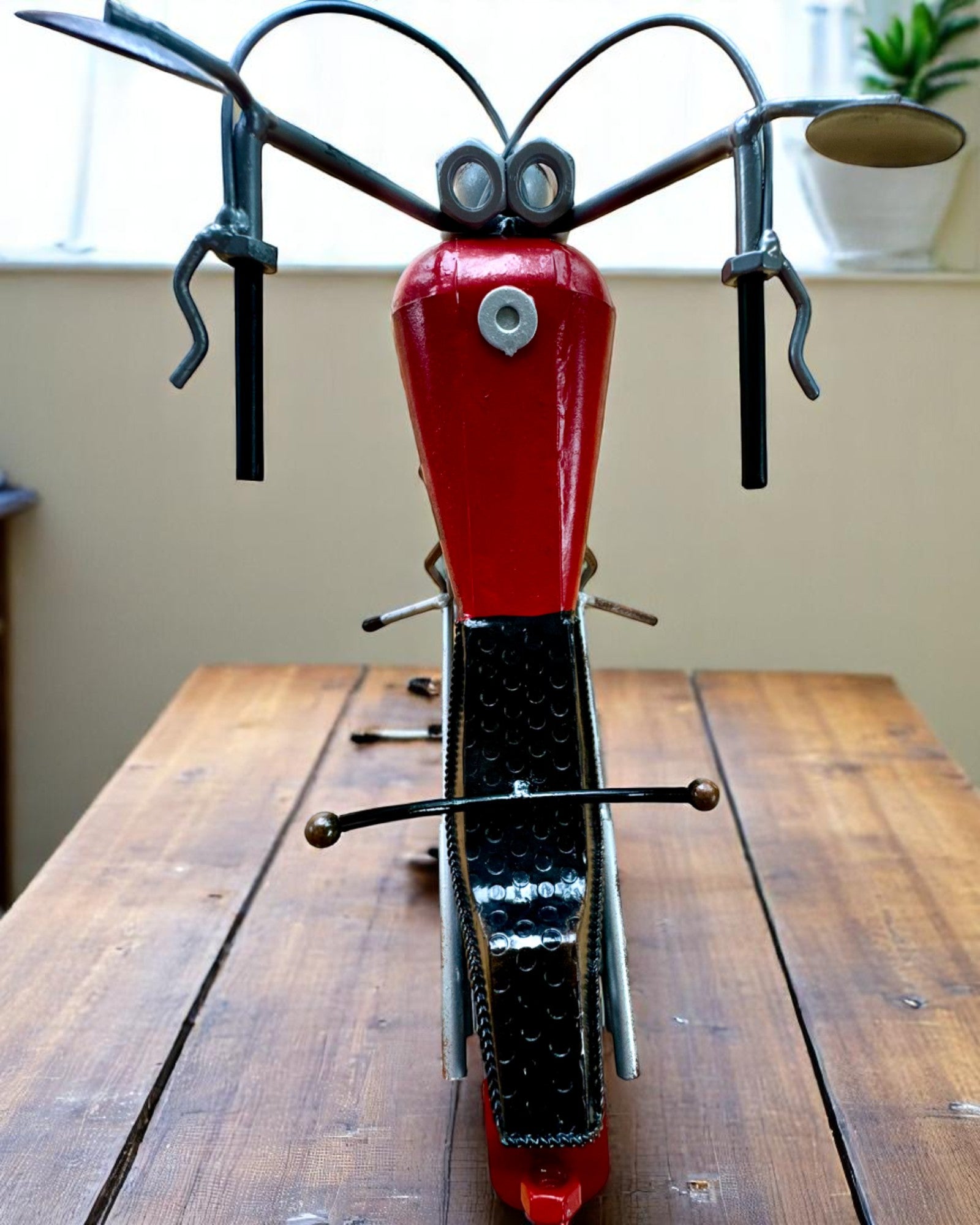 Metalen Wijnrek 40 cm lang, in de vorm van een motorfiets met de mogelijkheid tot graveren als cadeau