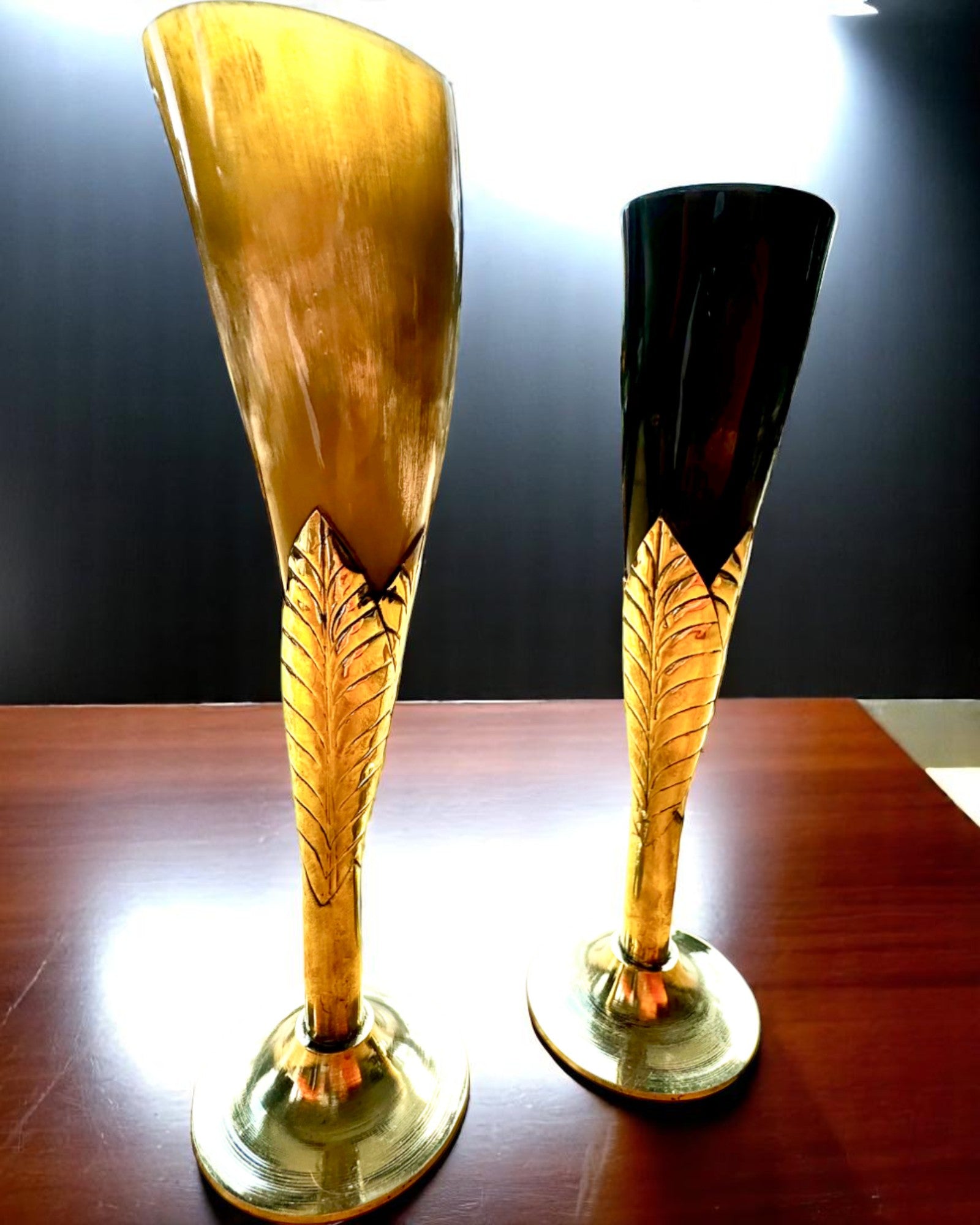 Glas „De Geest van het Ambacht” van buffelhoorn en messing – met de hand vervaardigd in India, 22 cm, mogelijkheid tot personalisatie met gravure als cadeau