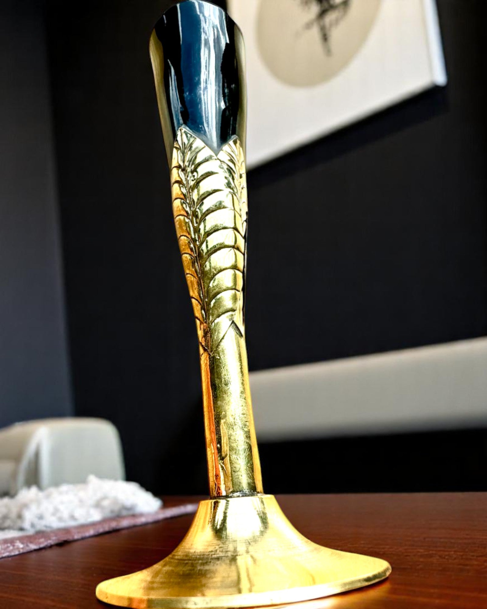 Glas „De Geest van het Ambacht” van buffelhoorn en messing – met de hand vervaardigd in India, 22 cm, mogelijkheid tot personalisatie met gravure als cadeau