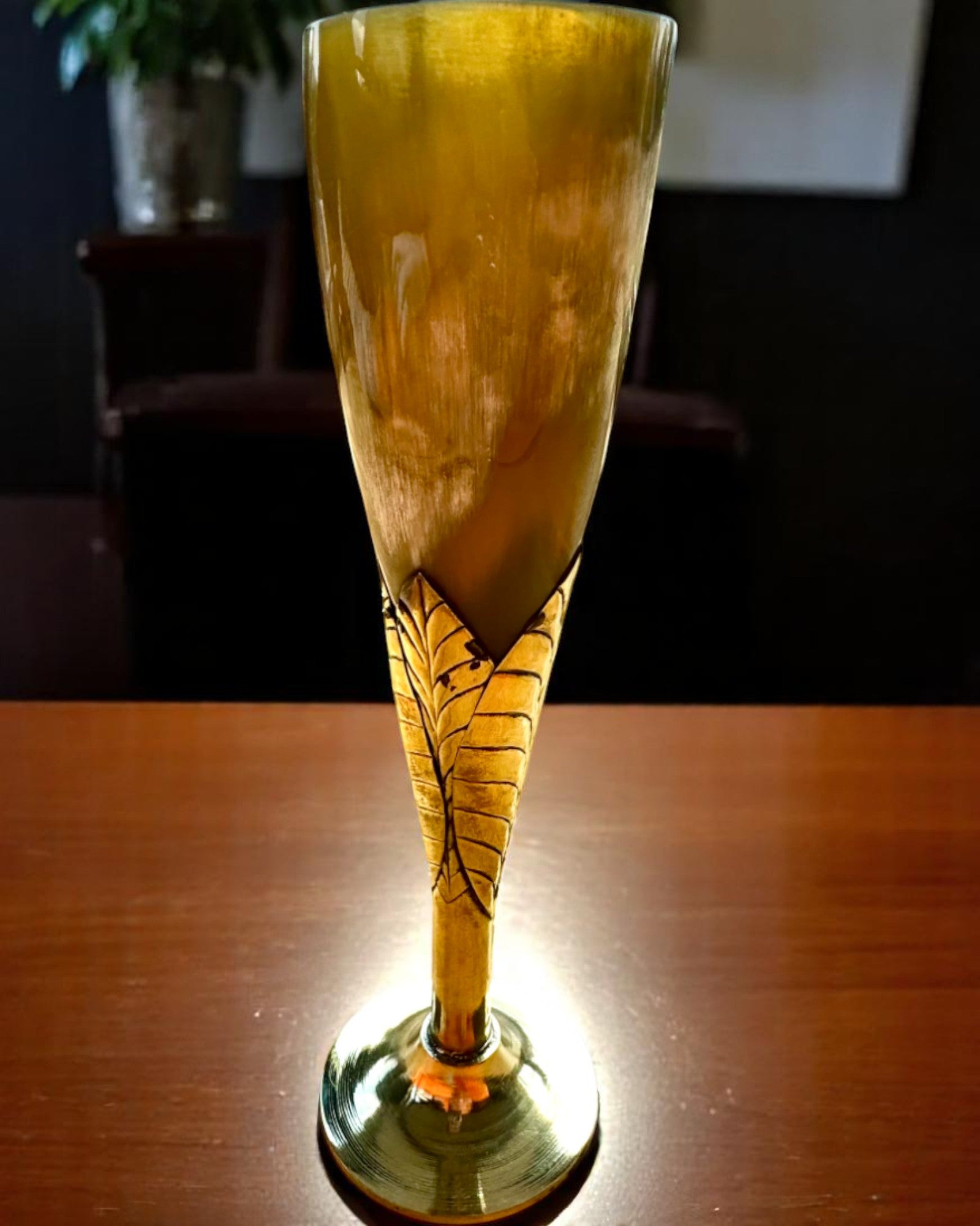 Glas „De Geest van het Ambacht” van buffelhoorn en messing – met de hand vervaardigd in India, 22 cm, mogelijkheid tot personalisatie met gravure als cadeau