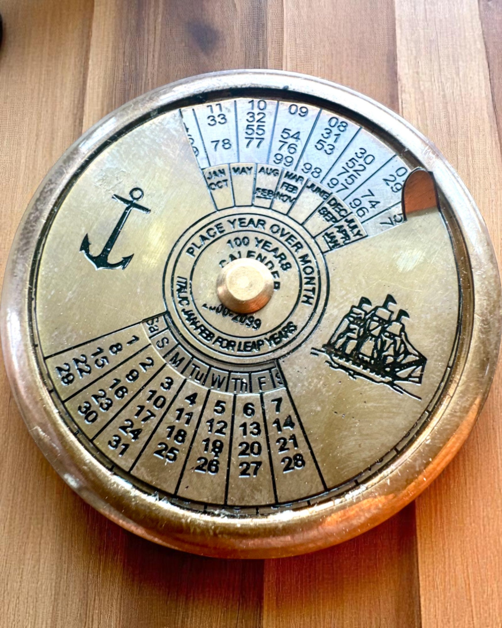 Mini Kapiteinskalender "Navigator" – messing decoratie met de ziel van de scheepvaart, optie voor gravure als cadeau, 5 cm in diameter