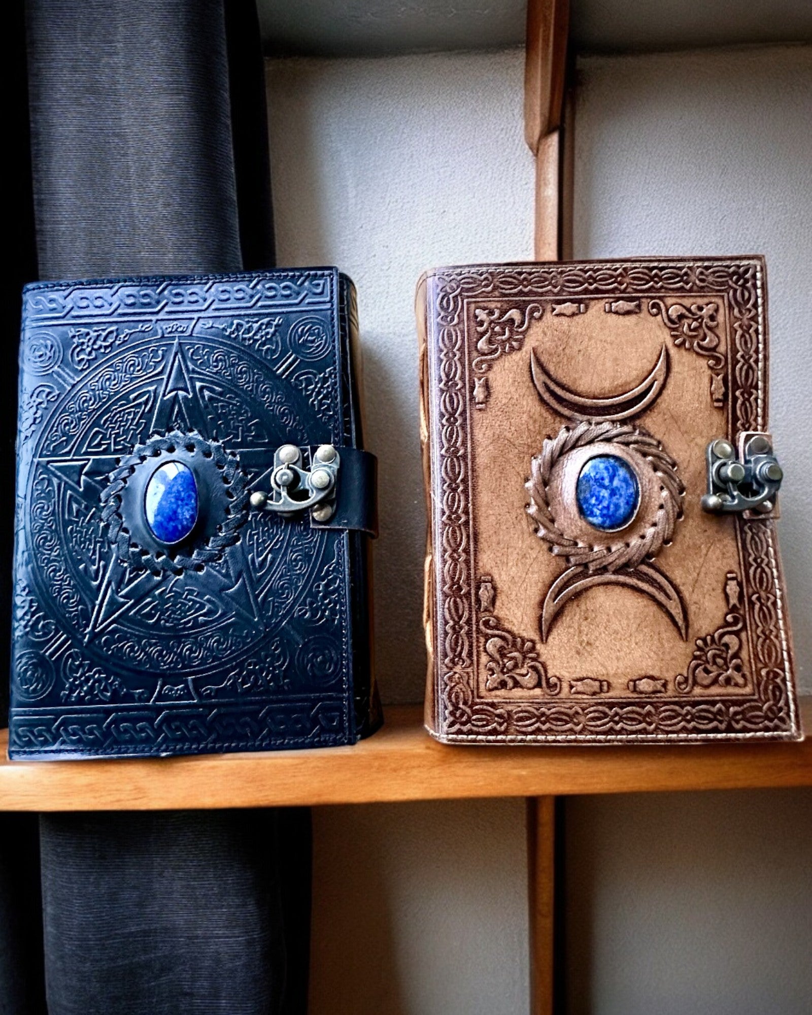 Premium Dagboek, Antiek ontwerp, Leren Notitieboek "Magische Kroniek" 200 pagina's, 2 varianten beschikbaar, personalisatie met gravure