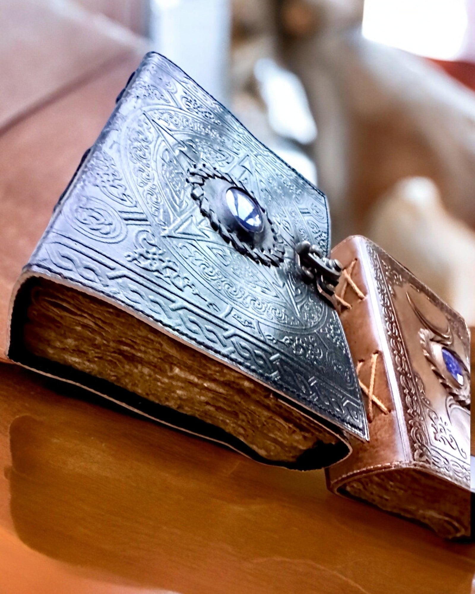 Premium Dagboek, Antiek ontwerp, Leren Notitieboek "Magische Kroniek" 200 pagina's, 2 varianten beschikbaar, personalisatie met gravure