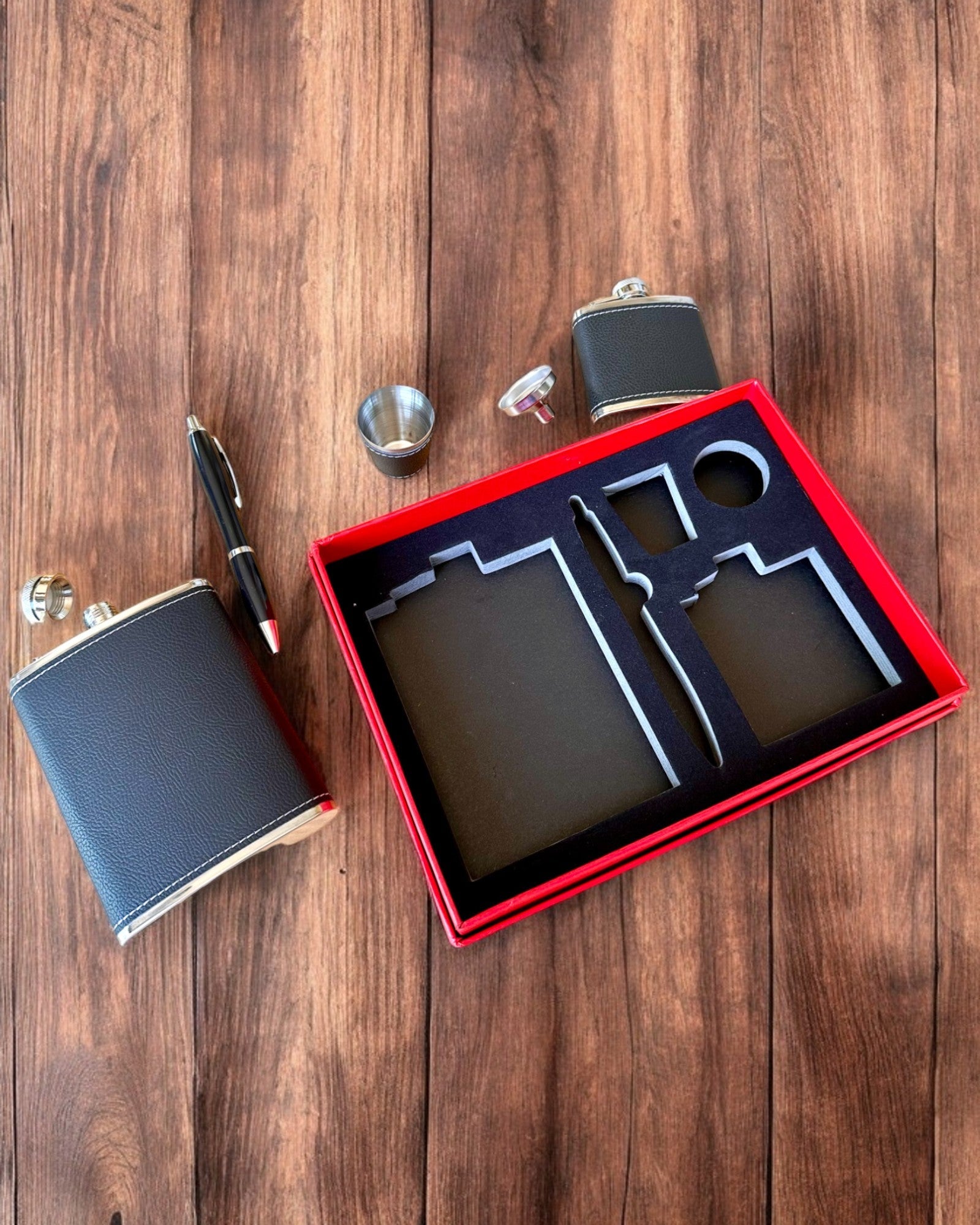 Zestaw Piersiówek "Stylowy Dżentelmen" - mogelijkheid tot personalisatie met gravure als cadeau