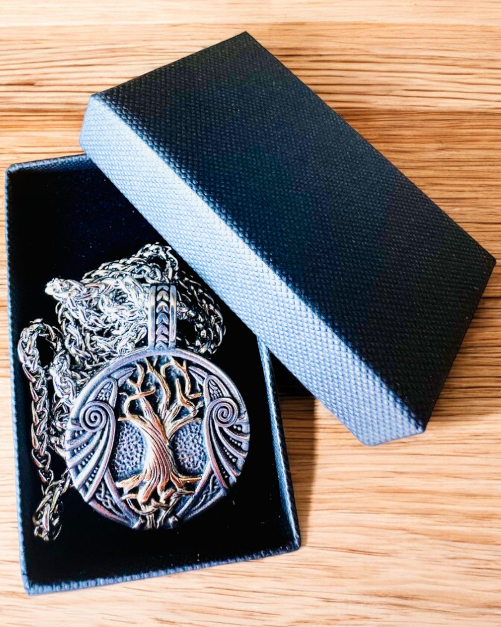 Ketting "Levensboom" van roestvrij staal met personalisatie, met het symbool Aegishjalmur, (Helm van Ontzag)