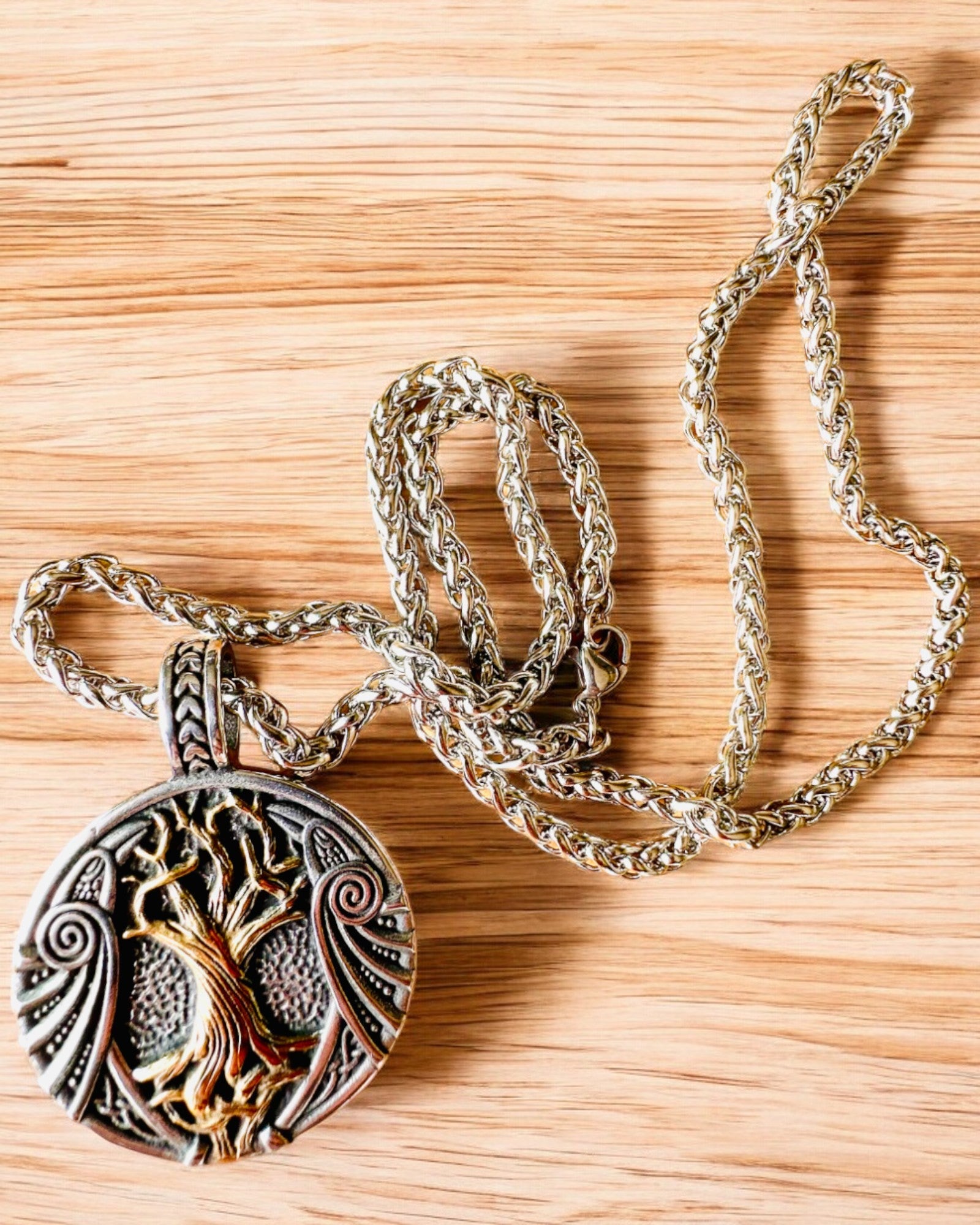 Ketting "Levensboom" van roestvrij staal met personalisatie, met het symbool Aegishjalmur, (Helm van Ontzag)