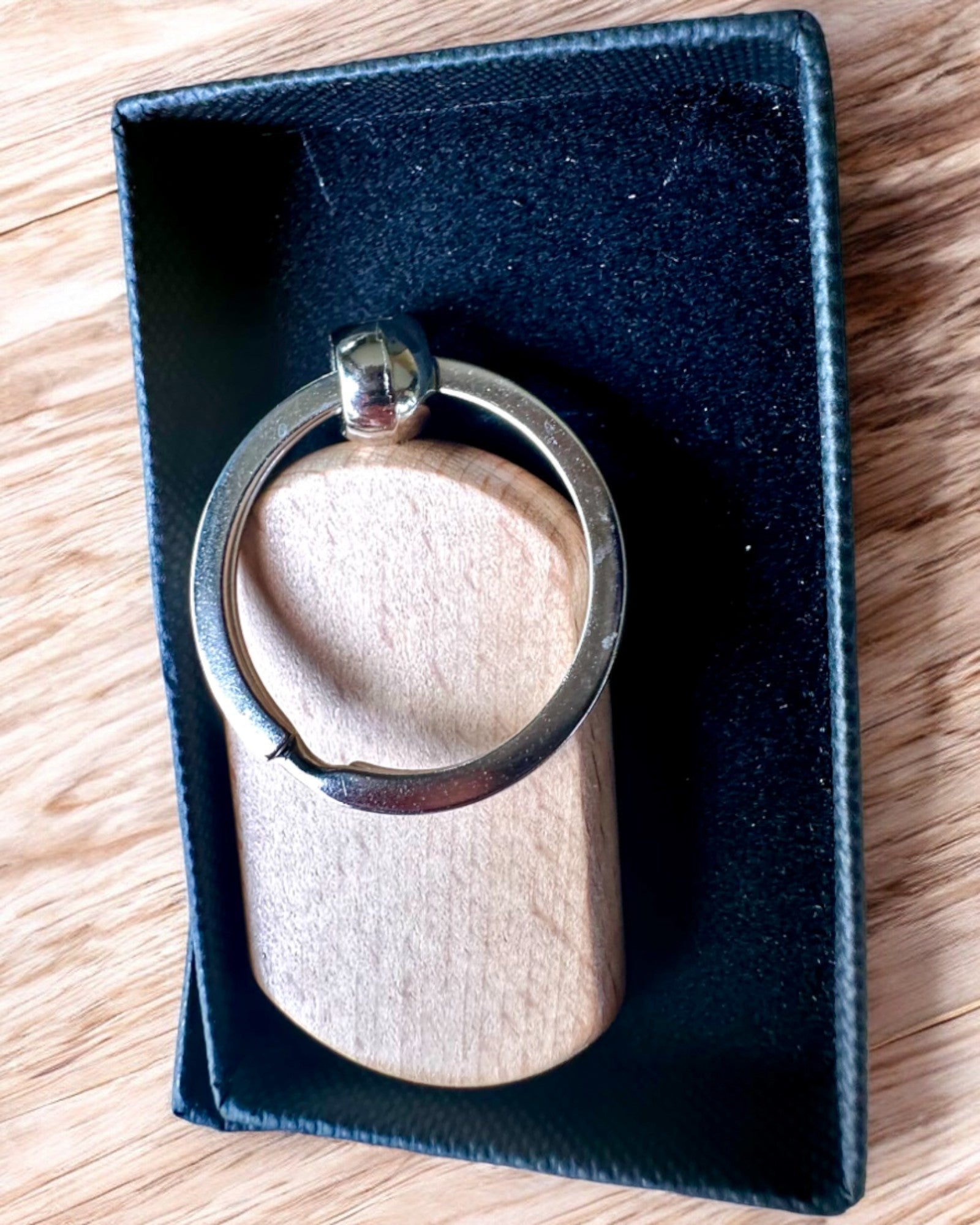 Elegante Houten Sleutelhanger met Mogelijkheid tot Graveren – Ideaal als Cadeau