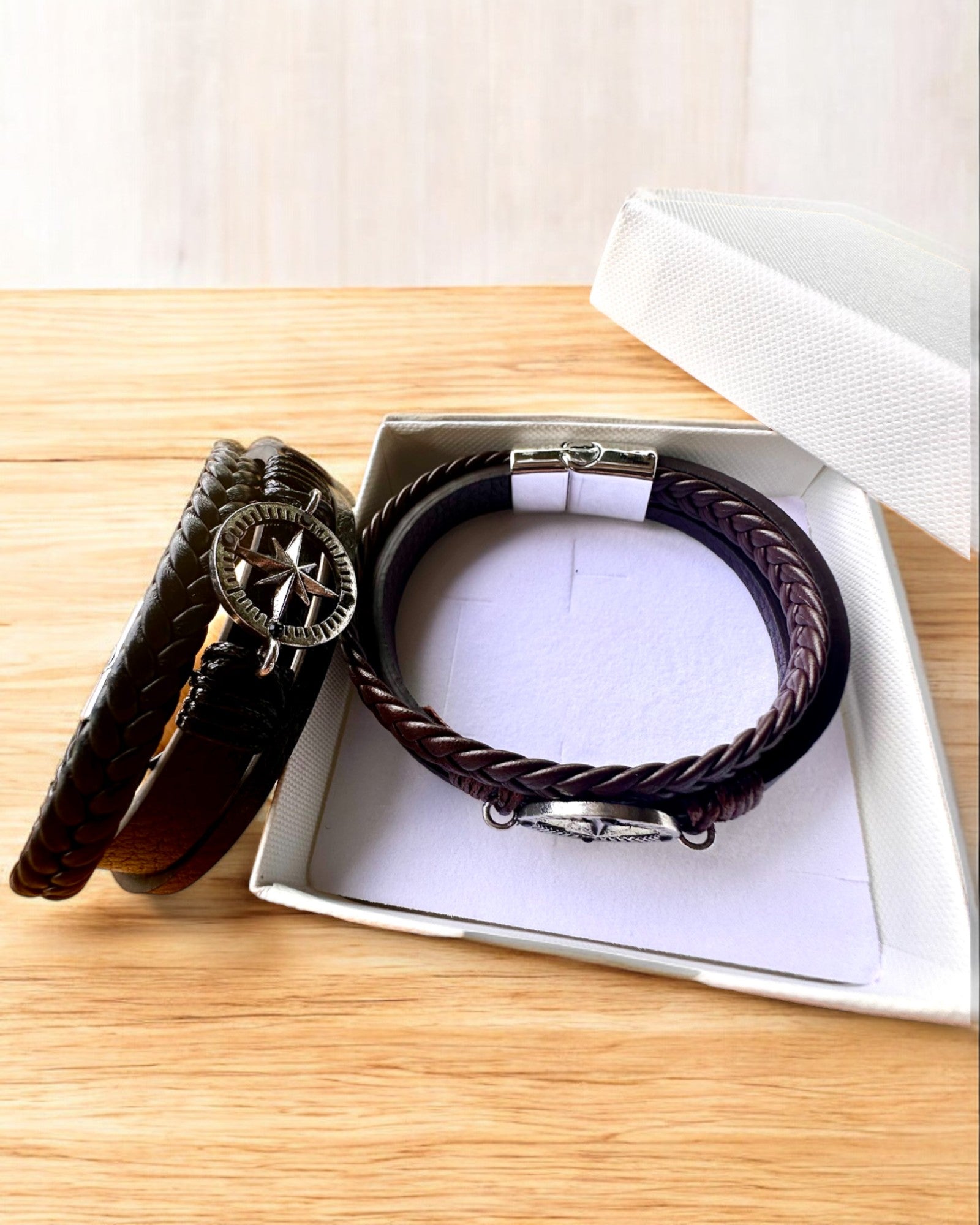 Armband "Compass Adventure" - mogelijkheid tot personalisatie met gravure als cadeau, 2 kleuropties om uit te kiezen