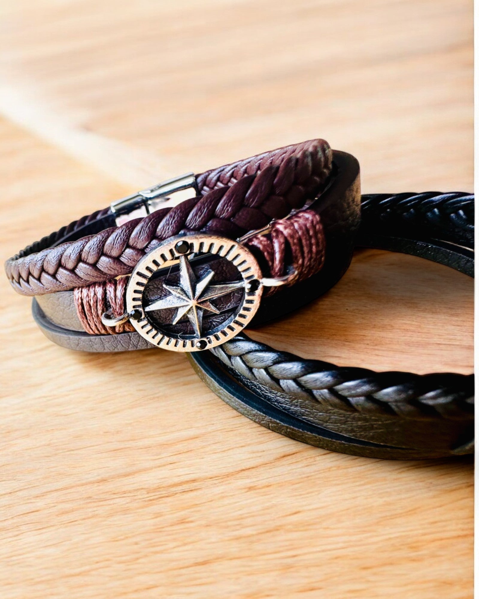 Armband "Compass Adventure" - mogelijkheid tot personalisatie met gravure als cadeau, 2 kleuropties om uit te kiezen