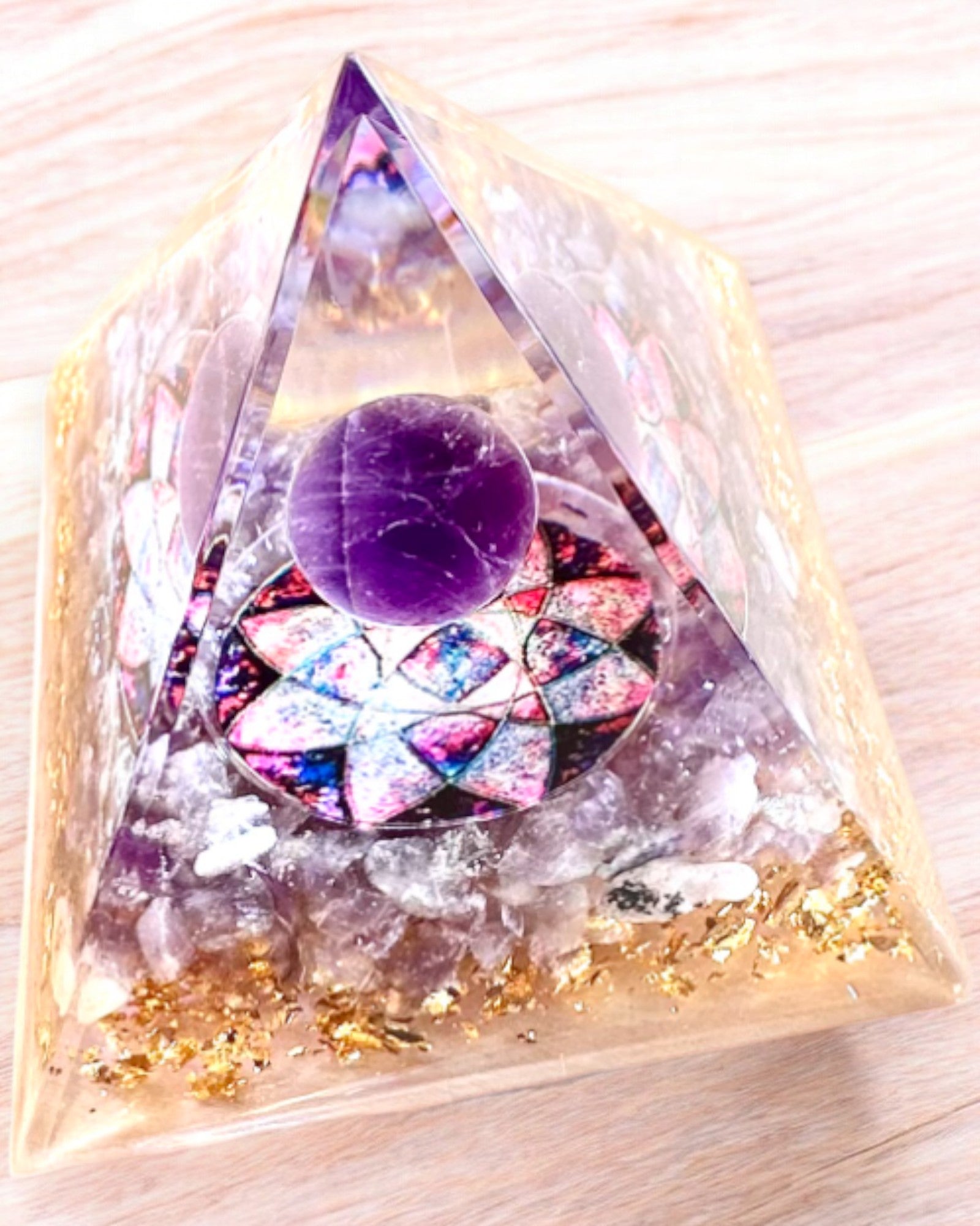 Orgonitische Energetische Piramide "Amethyst Star" met amethistkristallen