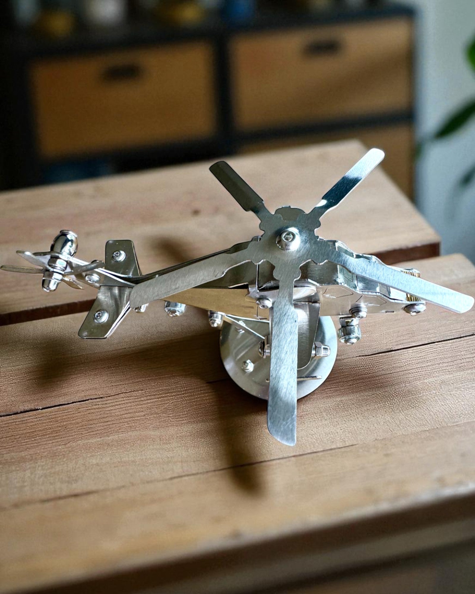 Metalen Model Helikopter „SkyRider” – Verstelbare Bureaustandaard met gepersonaliseerde gravure als cadeau