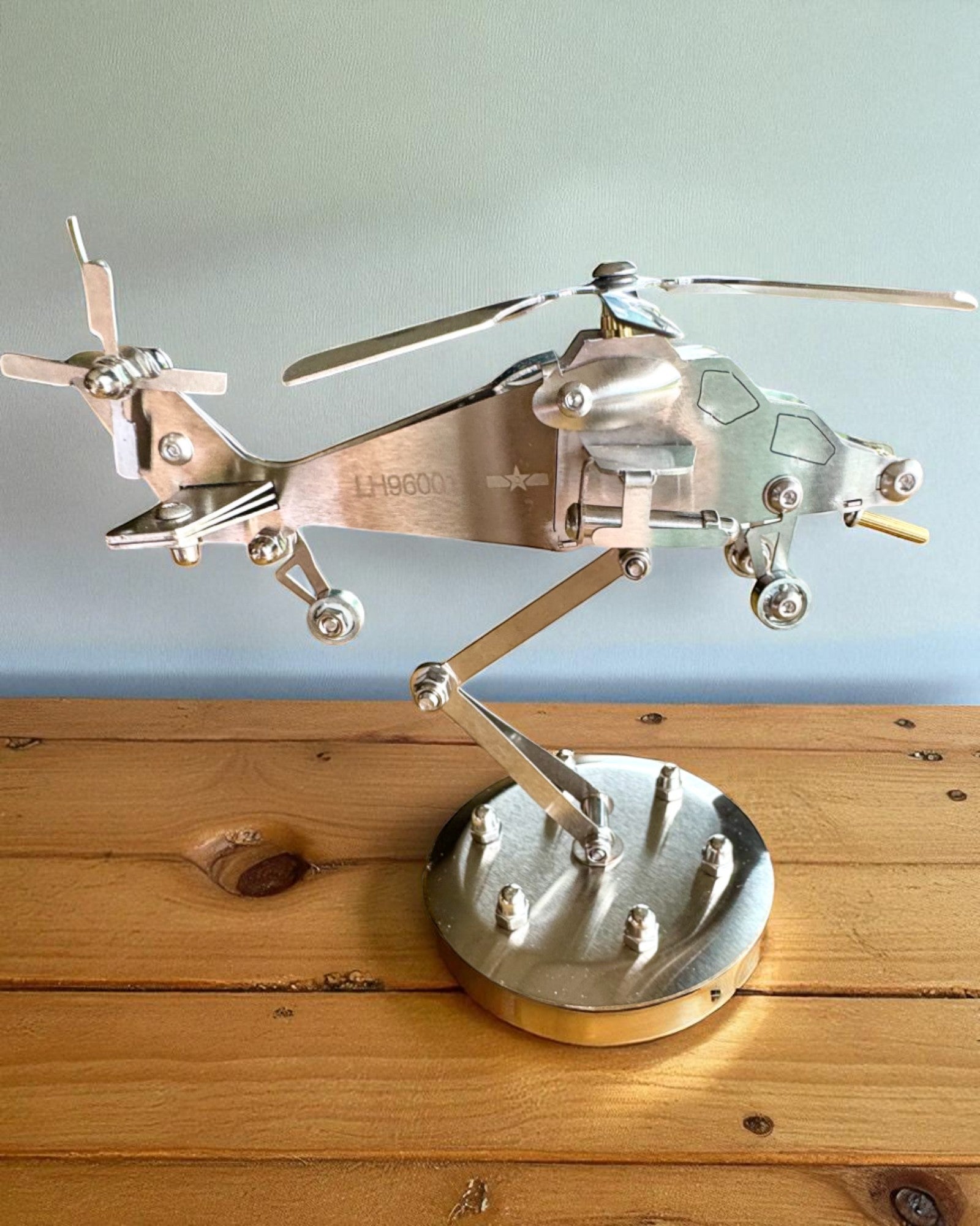 Metalen Model Helikopter „SkyRider” – Verstelbare Bureaustandaard met gepersonaliseerde gravure als cadeau