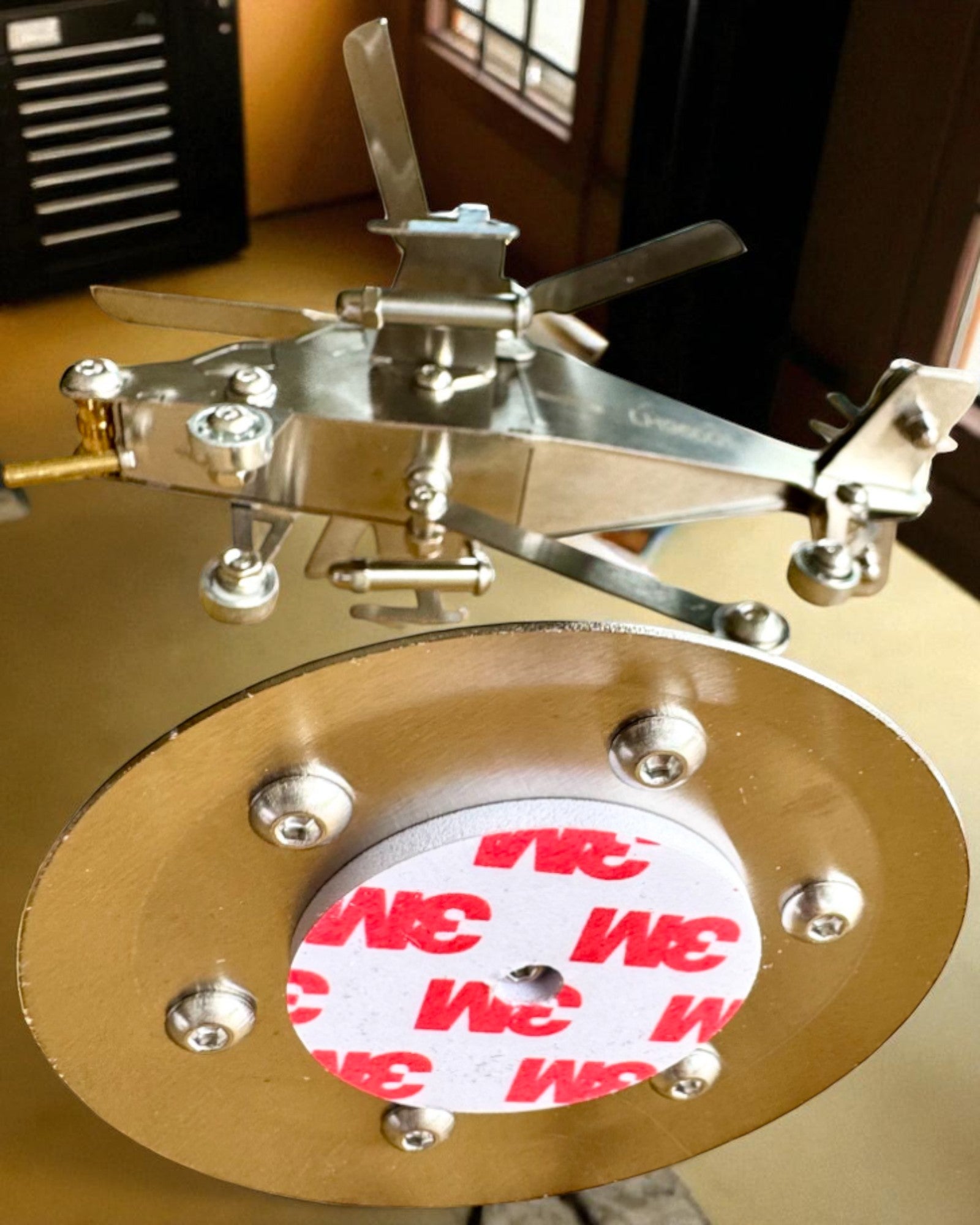 Metalen Model Helikopter „SkyRider” – Verstelbare Bureaustandaard met gepersonaliseerde gravure als cadeau