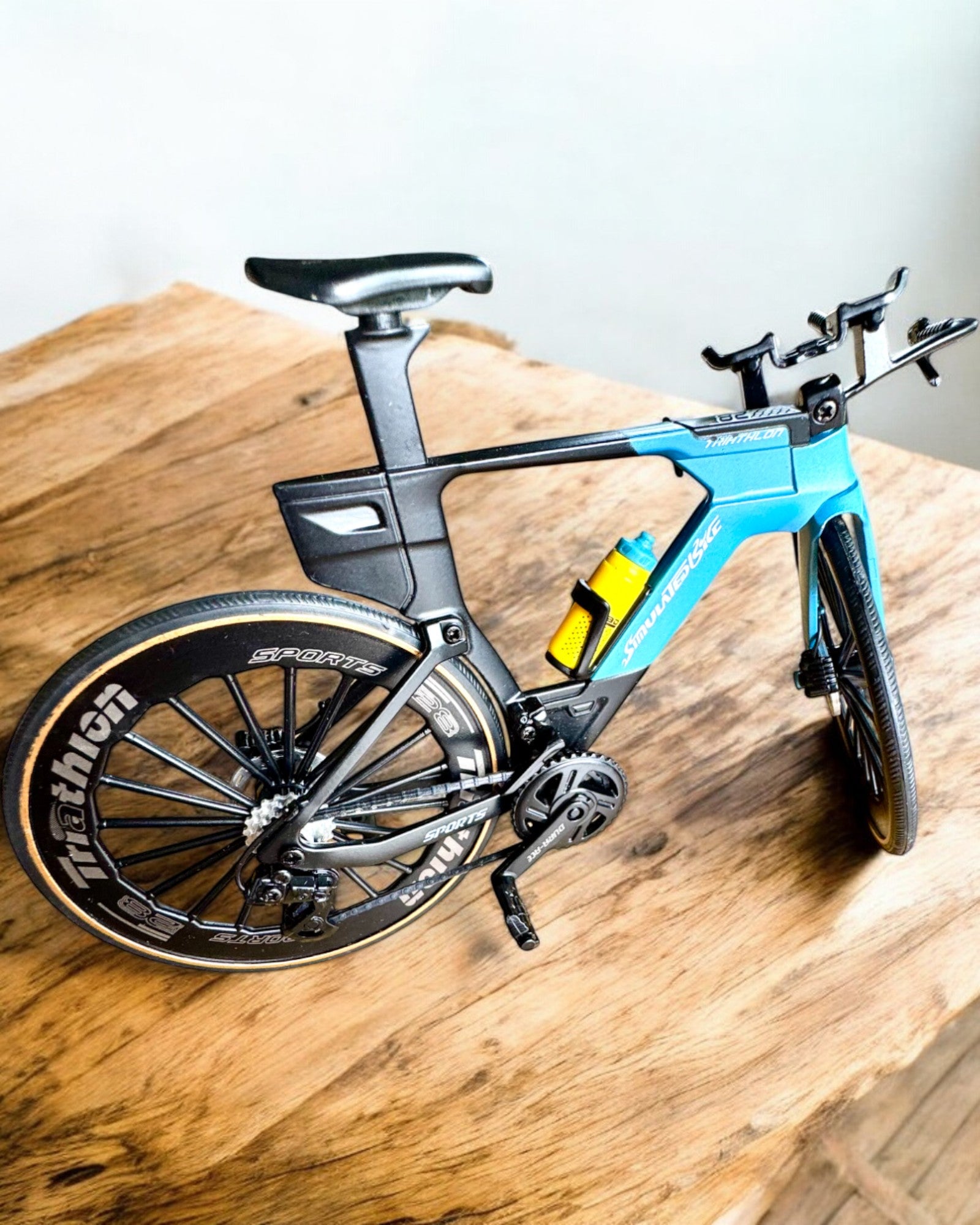 Miniatuurmodel van een triatlonfiets "SpeedStorm 1.2" personalisatie met gravure als cadeau