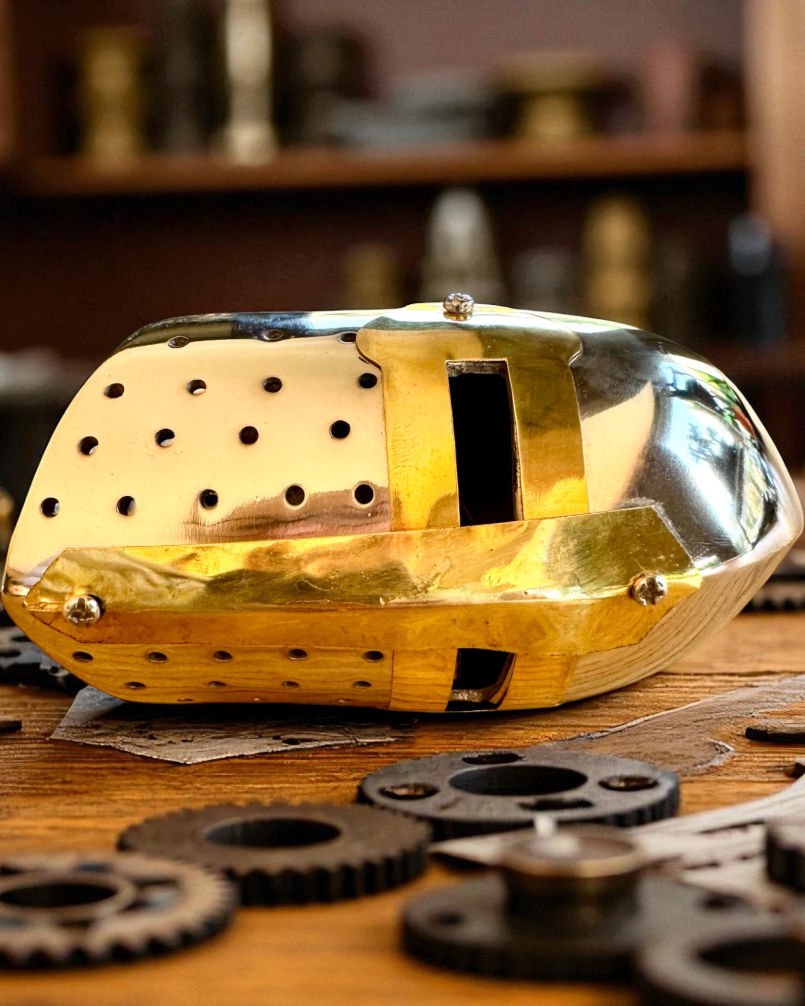 Mini Ridderhelm „Guardian” van messing – handgemaakt, 12 cm, mogelijkheid tot personalisatie met gravure als cadeau