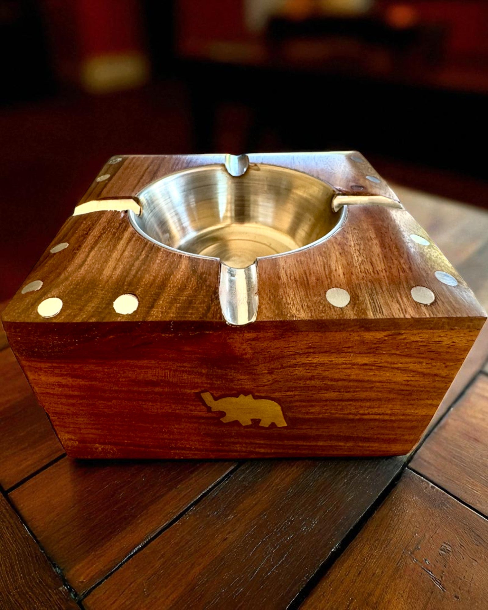 Rhino – Handgemaakte asbak van Shisham-hout en messing, 11 cm breed, mogelijkheid tot personalisatie met gravure
