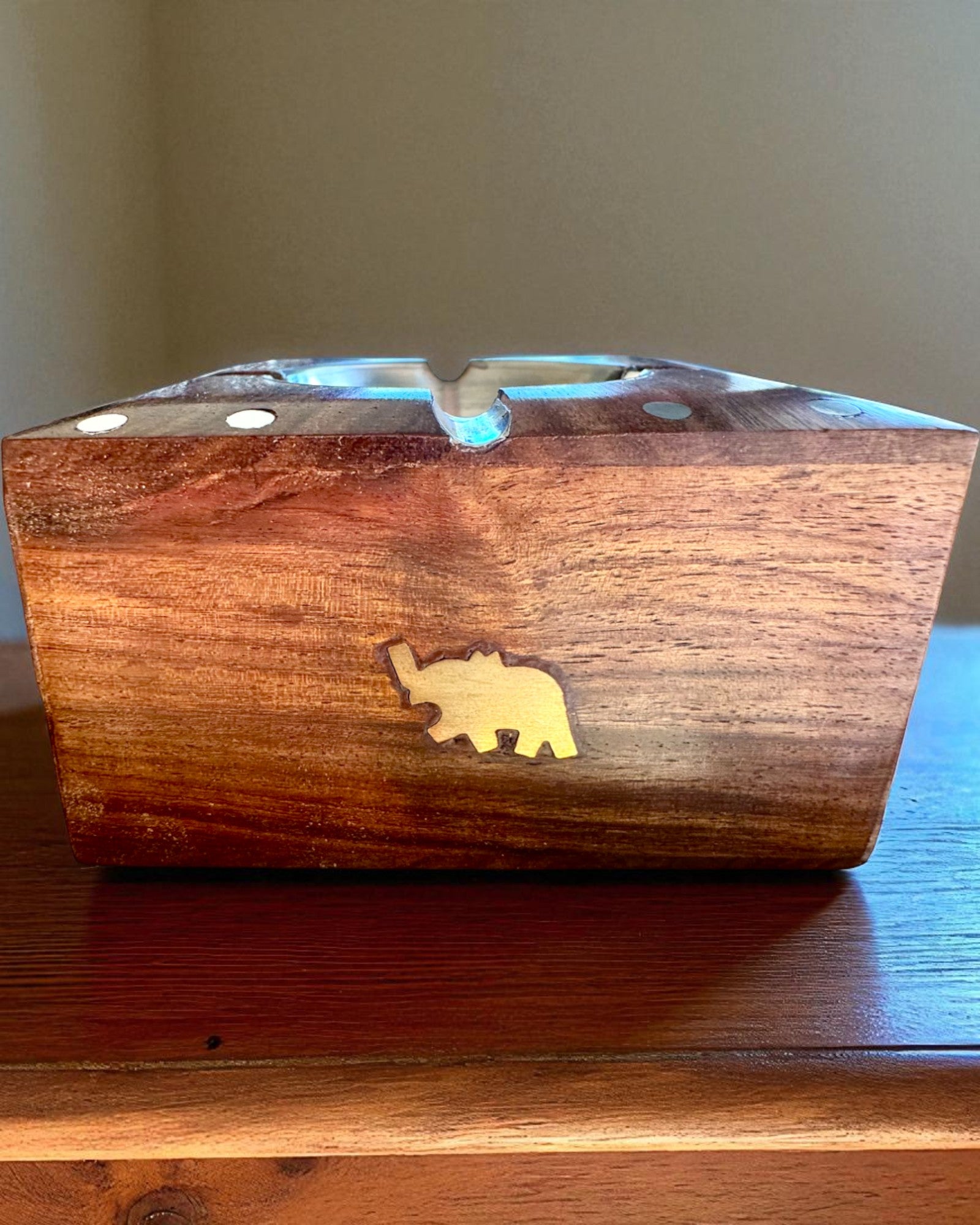 Rhino – Handgemaakte asbak van Shisham-hout en messing, 11 cm breed, mogelijkheid tot personalisatie met gravure