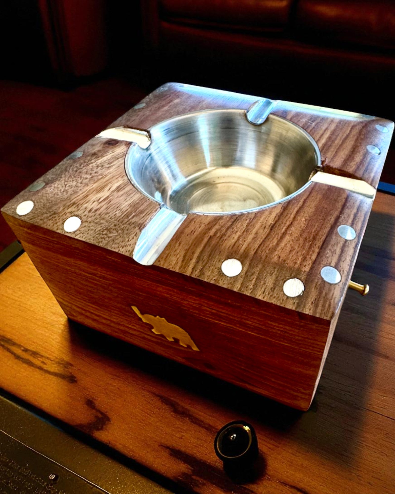 Rhino – Handgemaakte asbak van Shisham-hout en messing, 11 cm breed, mogelijkheid tot personalisatie met gravure