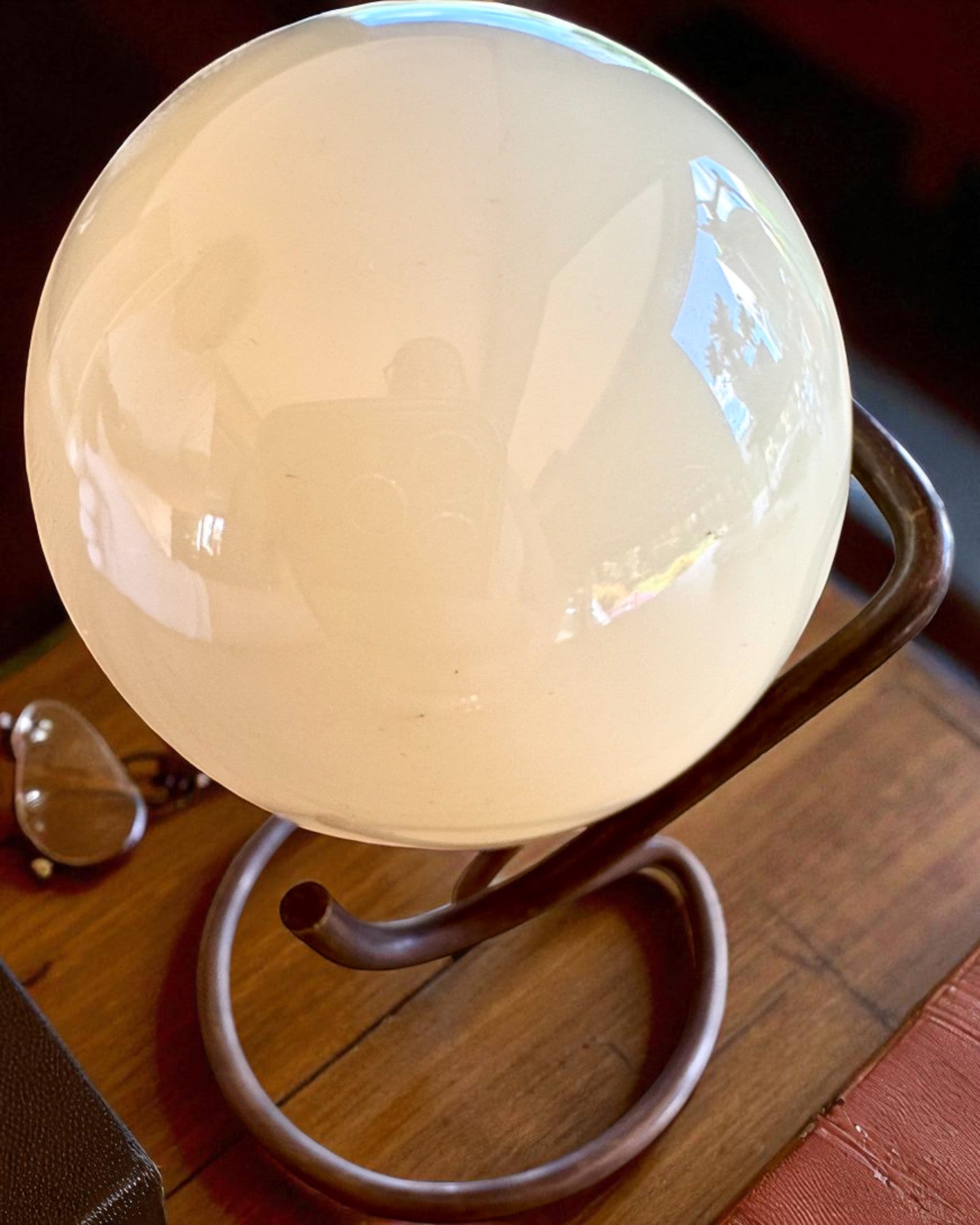 Biljartbal op een messing voetstuk, mogelijkheid tot personalisatie met gravure als cadeau