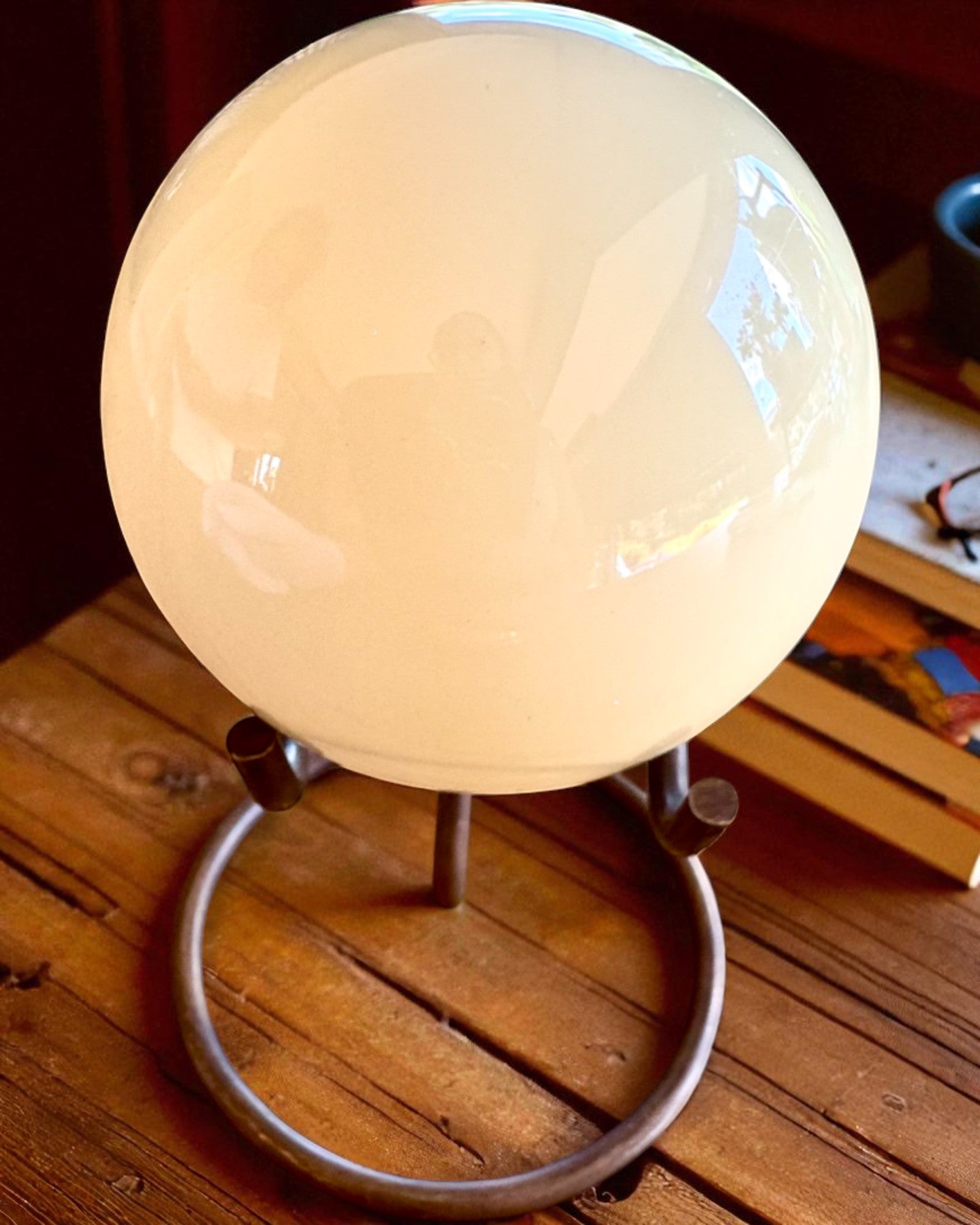 Biljartbal op een messing voetstuk, mogelijkheid tot personalisatie met gravure als cadeau