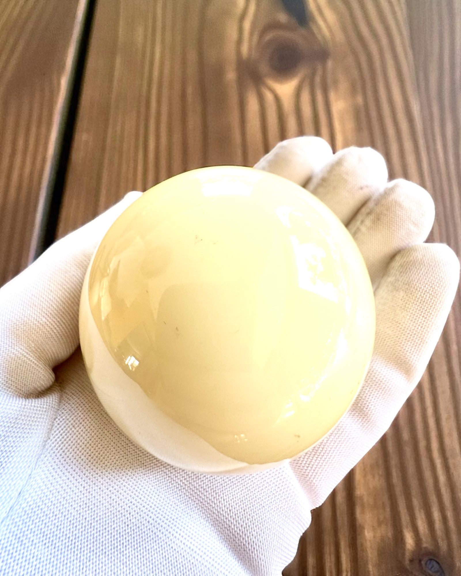 Biljartbal op een messing voetstuk, mogelijkheid tot personalisatie met gravure als cadeau