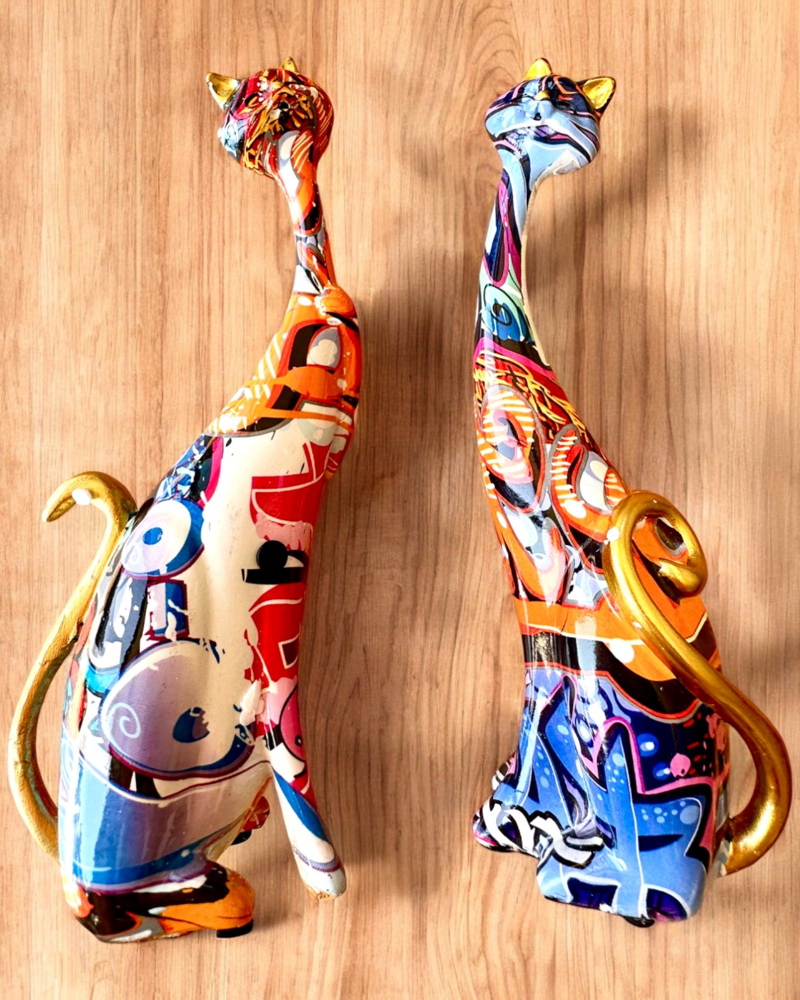 Abstracte Kattenbeeldjes "ArtCats", Handgeschilderd, Hars – 25 cm, 2 stuks.