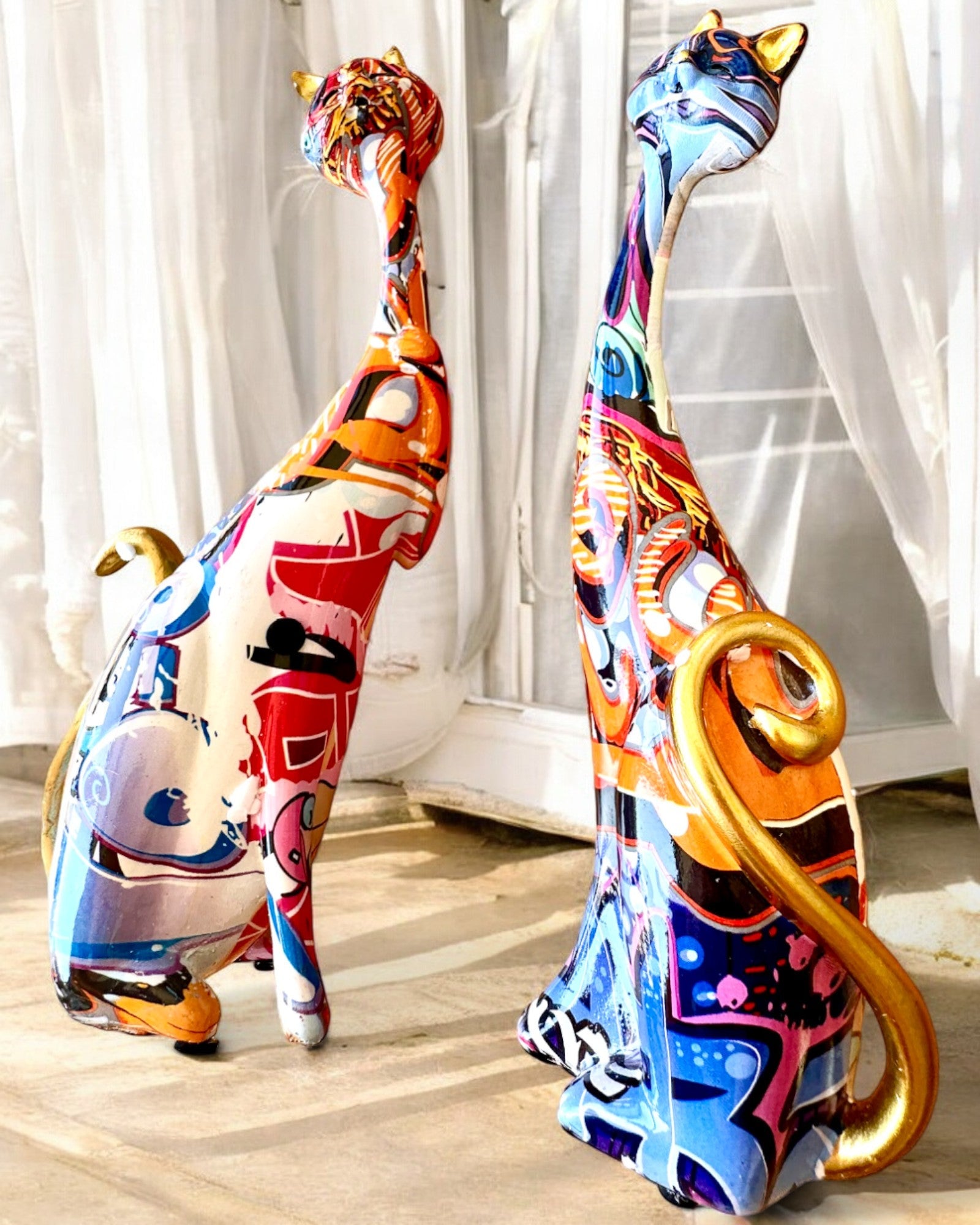 Abstracte Kattenbeeldjes "ArtCats", Handgeschilderd, Hars – 25 cm, 2 stuks.