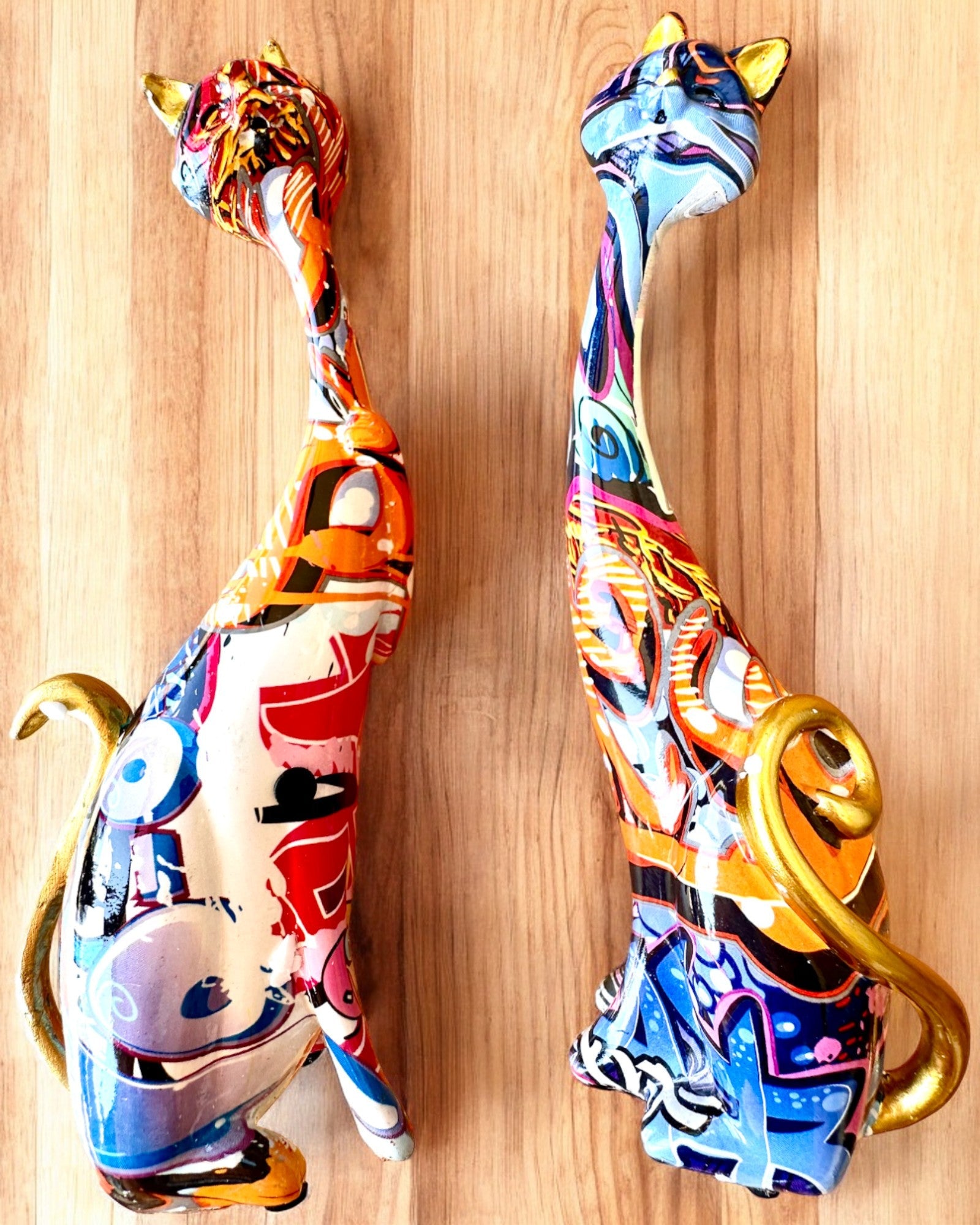 Abstracte Kattenbeeldjes "ArtCats", Handgeschilderd, Hars – 25 cm, 2 stuks.
