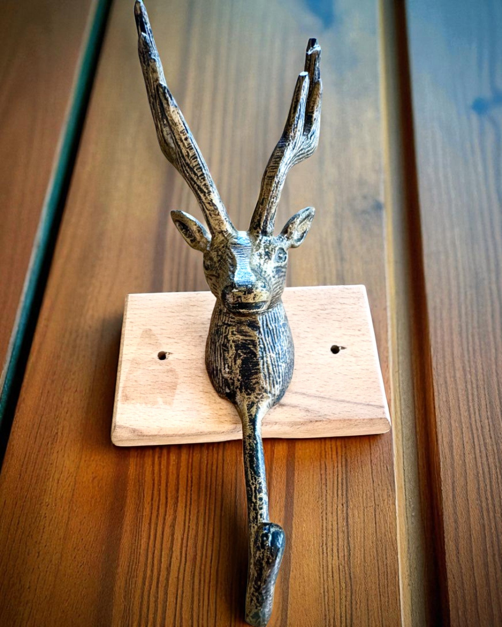 Kapstok van messing Hert Bewaker, handgemaakt, mogelijkheid tot personalisatie met gravure op hout