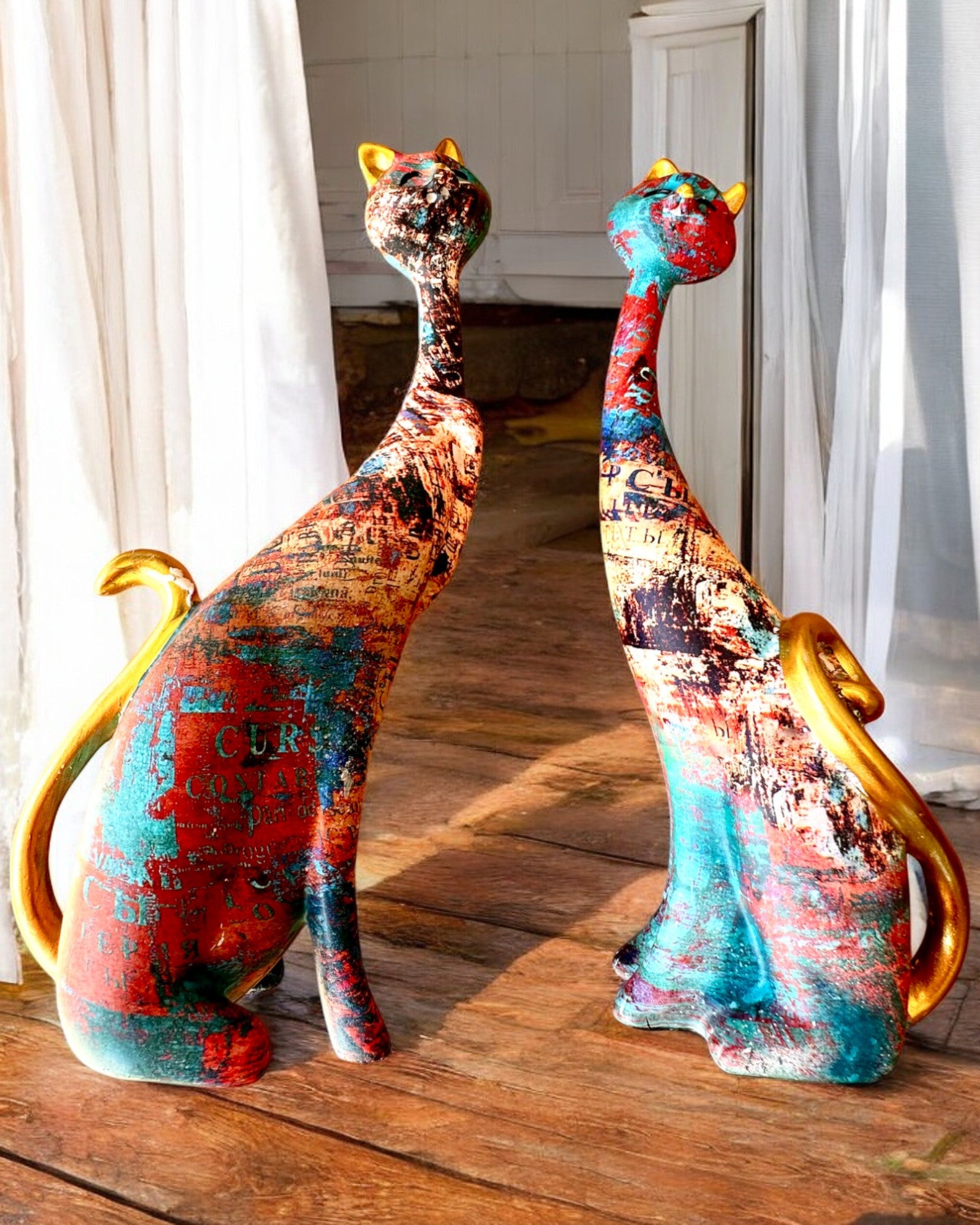 Abstracte Kattenbeeldjes "ArtCats", Handgeschilderd, Hars – 25 cm, 2 stuks.