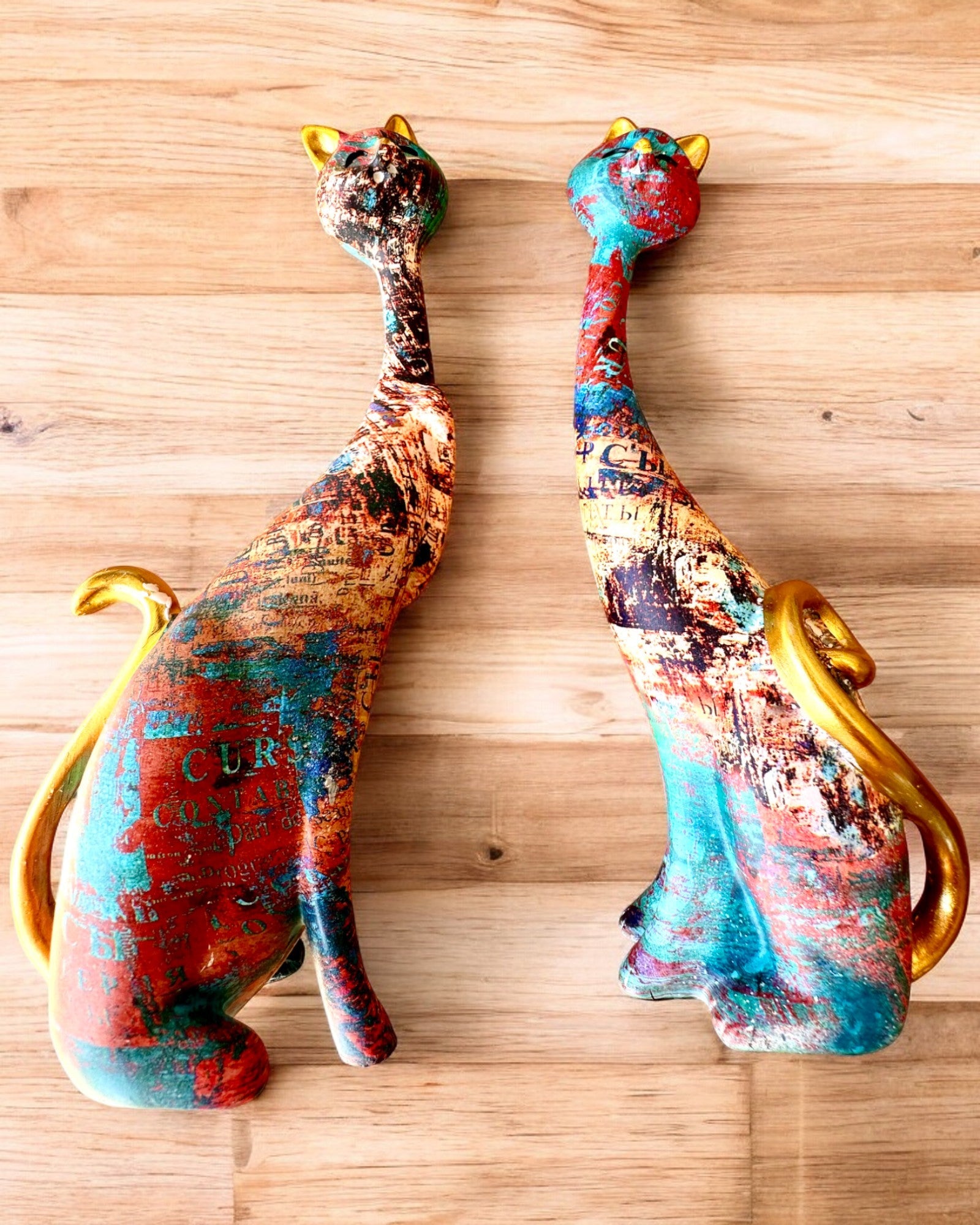 Abstracte Kattenbeeldjes "ArtCats", Handgeschilderd, Hars – 25 cm, 2 stuks.