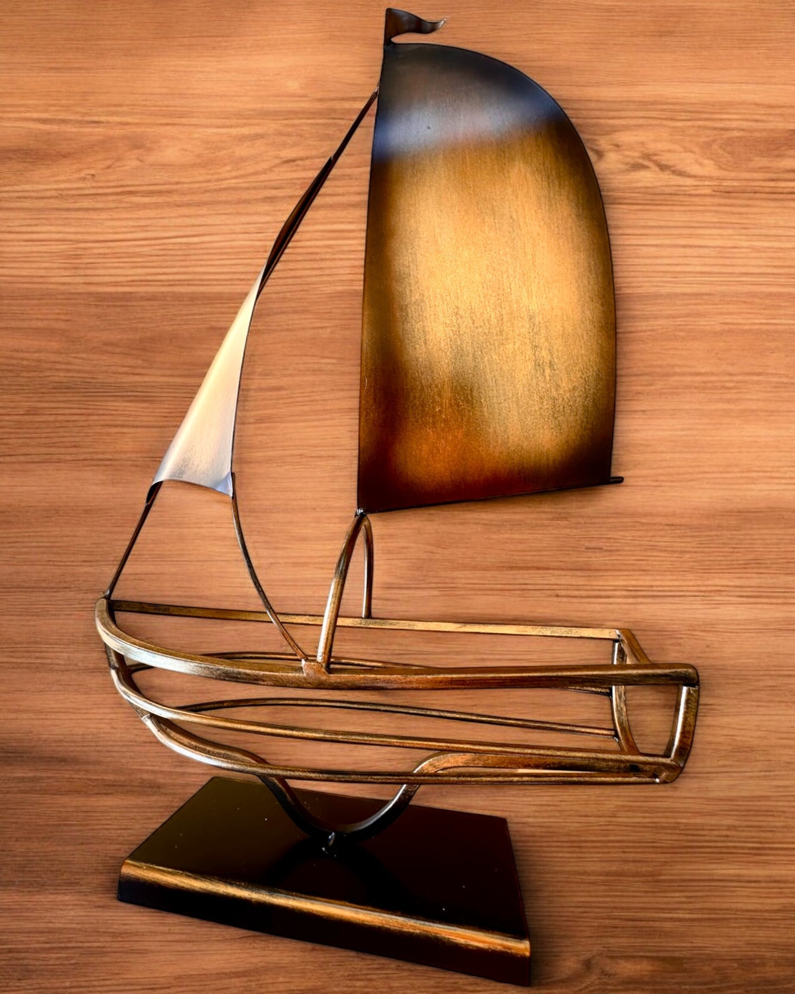 Metalen Wijnrek 45 cm hoog, "Zeilende Fantasie" - in de Vorm van een Zeilschip met de Mogelijkheid tot Graveren als cadeau