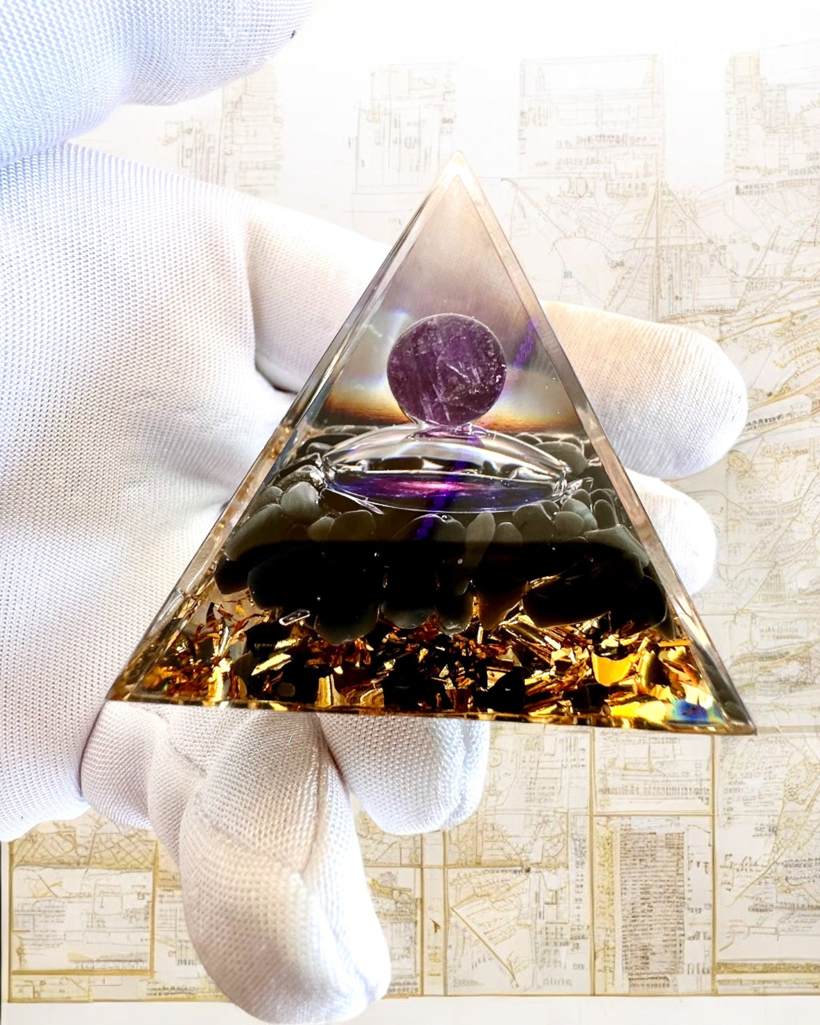 Orgonitische Energiepiramide van Kosmische Energie - Amulet met Amethist en Spaanders
