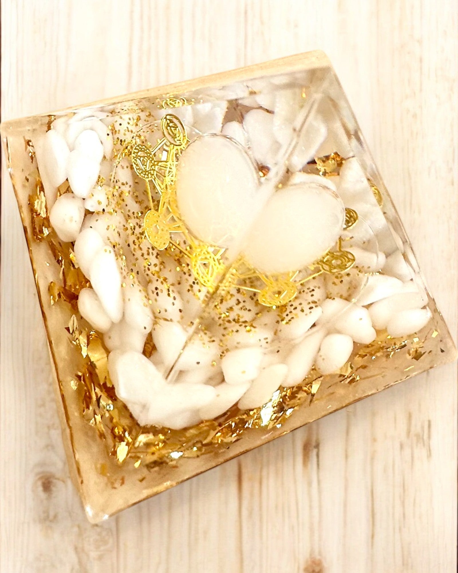 Orgonitische Energie Piramide met Witte Stenen - "Golden Harmony", ideaal als cadeau