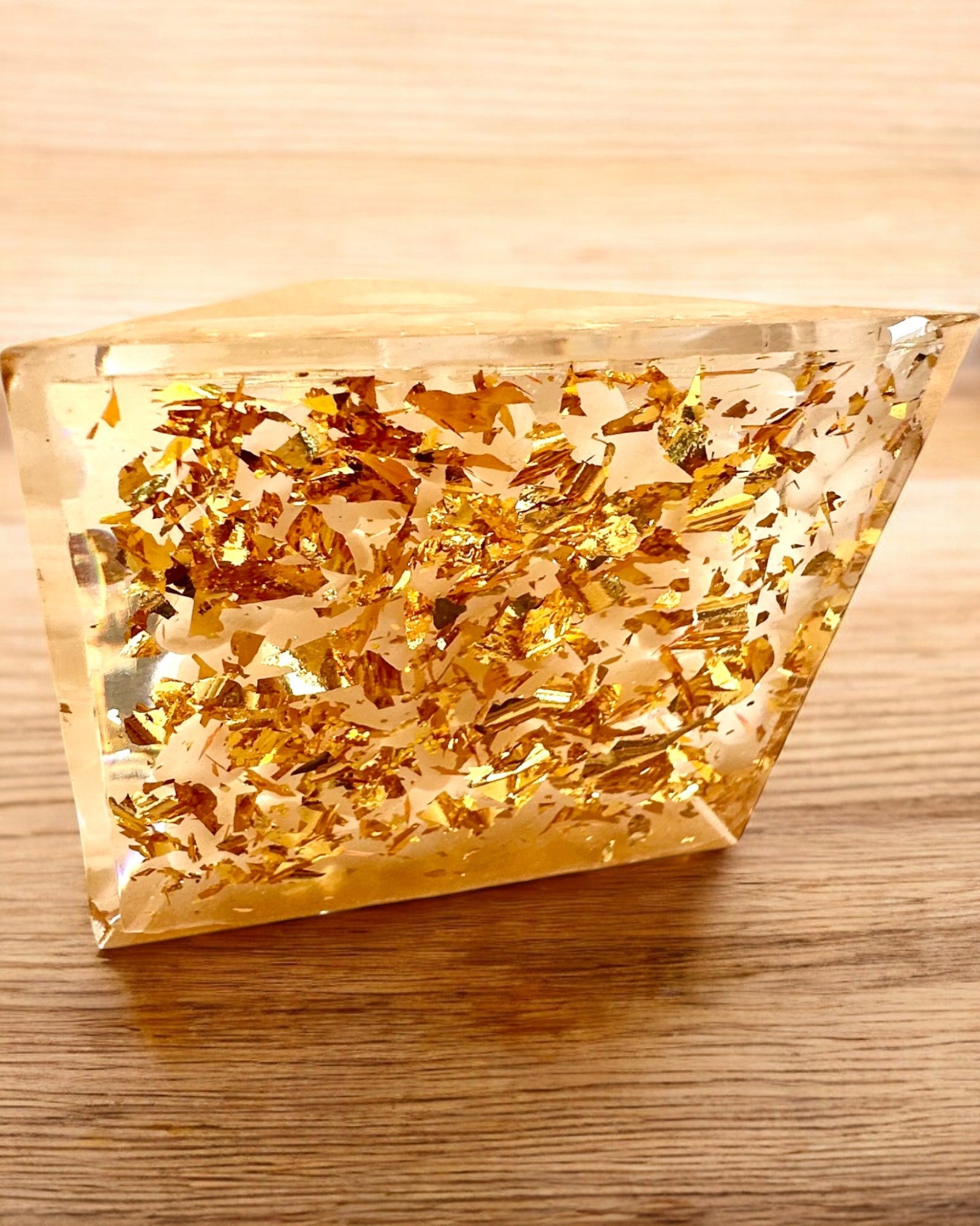 Orgonitische Energie Piramide met Witte Stenen - "Golden Harmony", ideaal als cadeau