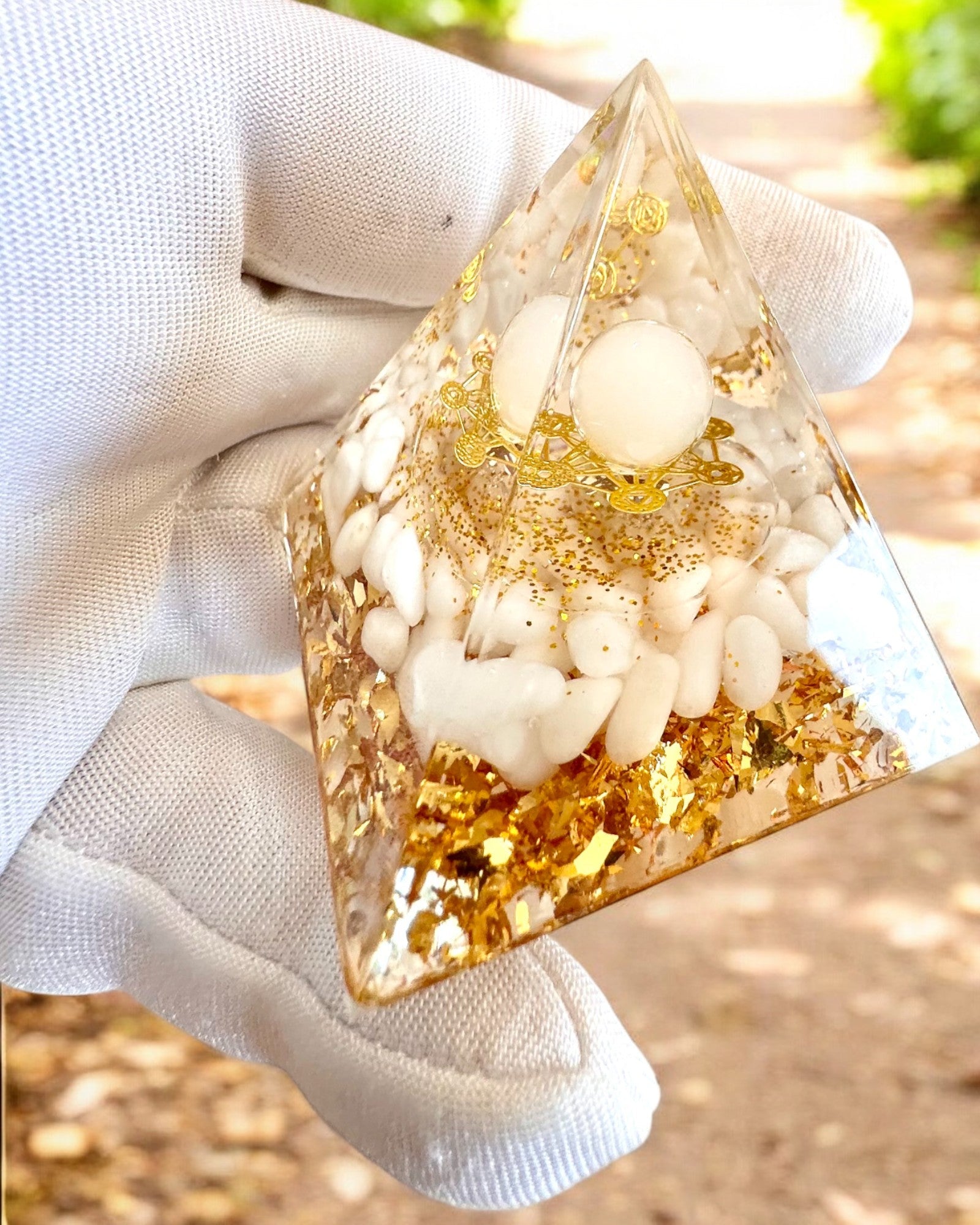 Orgonitische Energie Piramide met Witte Stenen - "Golden Harmony", ideaal als cadeau