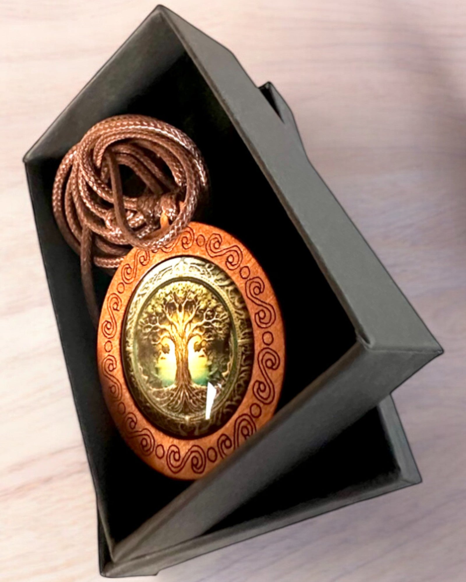 Amulet van het Leven "Stamboom" - Handgemaakte Houten en Glazen Ketting, mogelijkheid tot personalisatie met gravure als cadeau