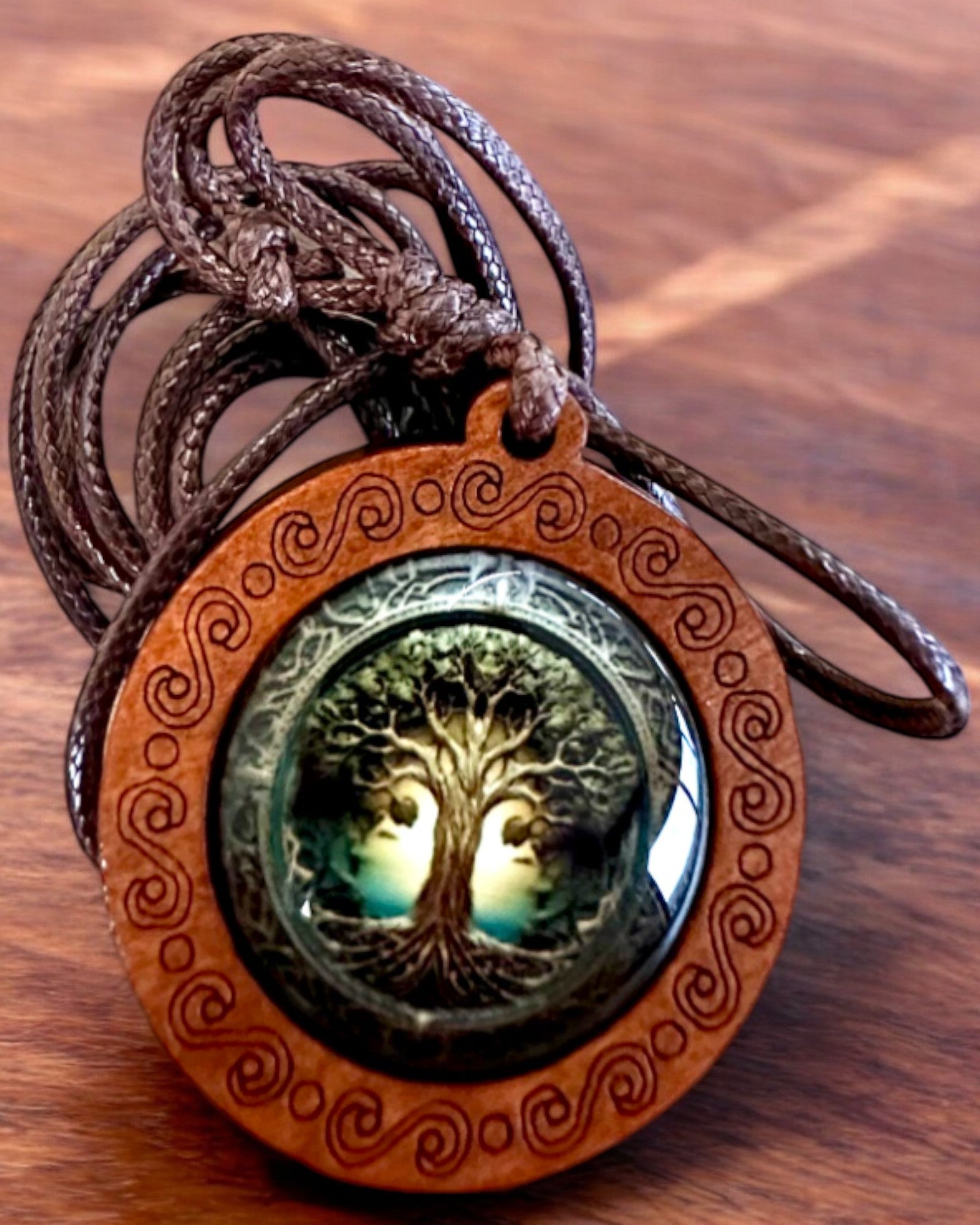 Amulet van het Leven "Stamboom" - Handgemaakte Houten en Glazen Ketting, mogelijkheid tot personalisatie met gravure als cadeau
