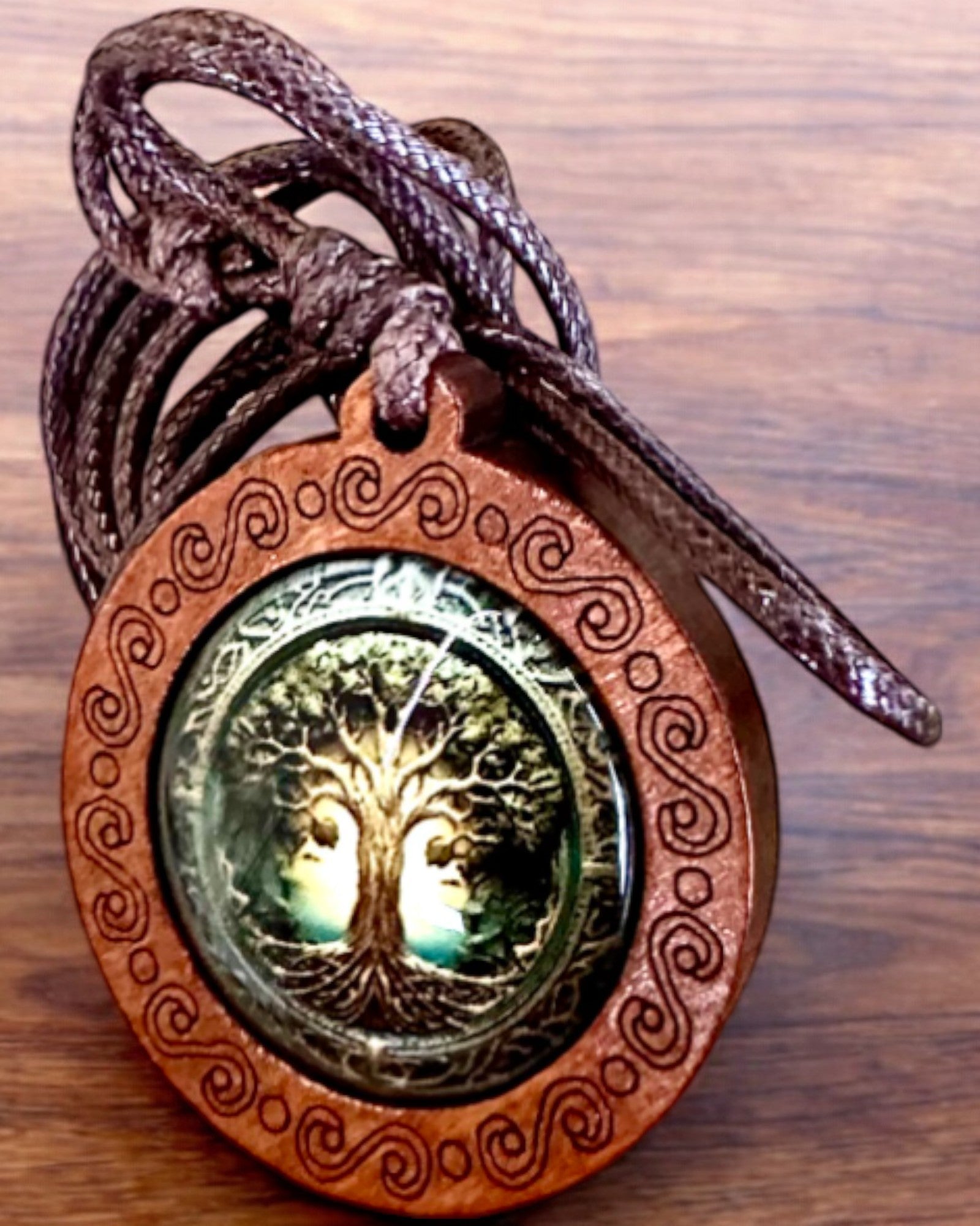 Amulet van het Leven "Stamboom" - Handgemaakte Houten en Glazen Ketting, mogelijkheid tot personalisatie met gravure als cadeau