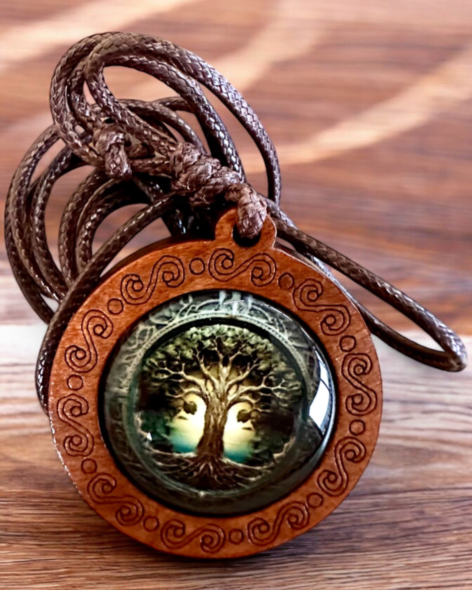 Amulet van het Leven "Stamboom" - Handgemaakte Houten en Glazen Ketting, mogelijkheid tot personalisatie met gravure als cadeau