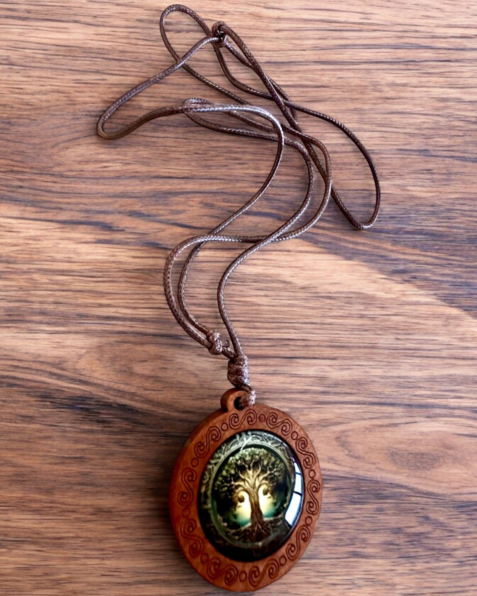 Amulet van het Leven "Stamboom" - Handgemaakte Houten en Glazen Ketting, mogelijkheid tot personalisatie met gravure als cadeau