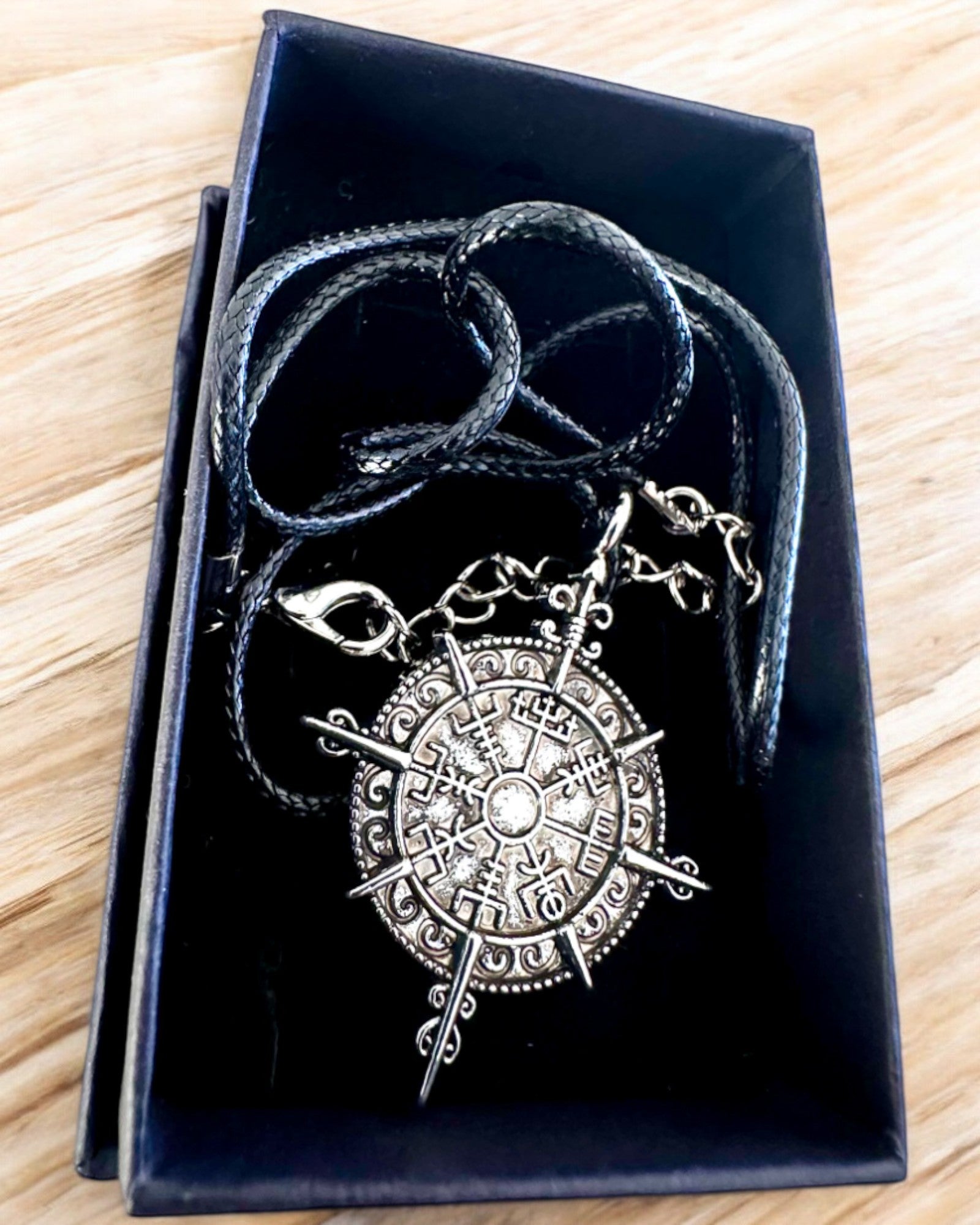 Amulet Noorderkrijger - Vikingkompas, mogelijkheid tot personalisatie met gravure als cadeau, 2 varianten om uit te kiezen