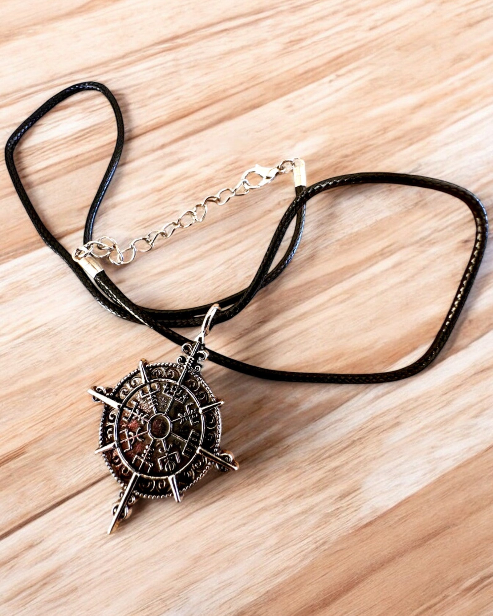 Amulet Noorderkrijger - Vikingkompas, mogelijkheid tot personalisatie met gravure als cadeau, 2 varianten om uit te kiezen